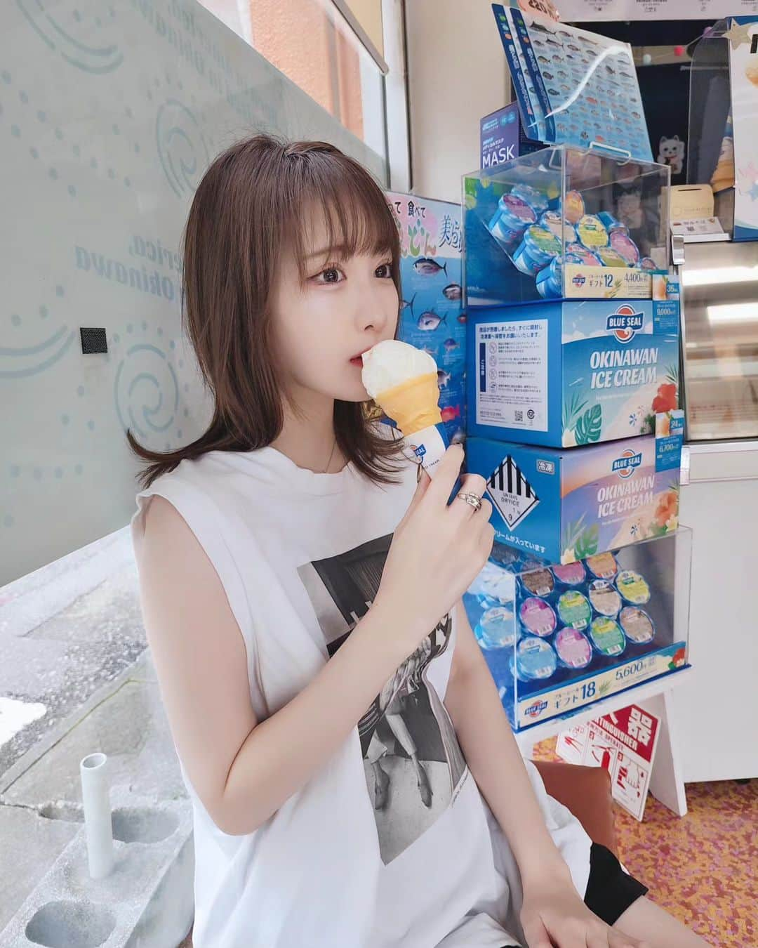 小田桐奈々のインスタグラム：「沖縄でたべたブルーシールアイス🍨  塩ちんすこう味みたいなのが美味しかったです…！（奈々）  #ブルーシール」