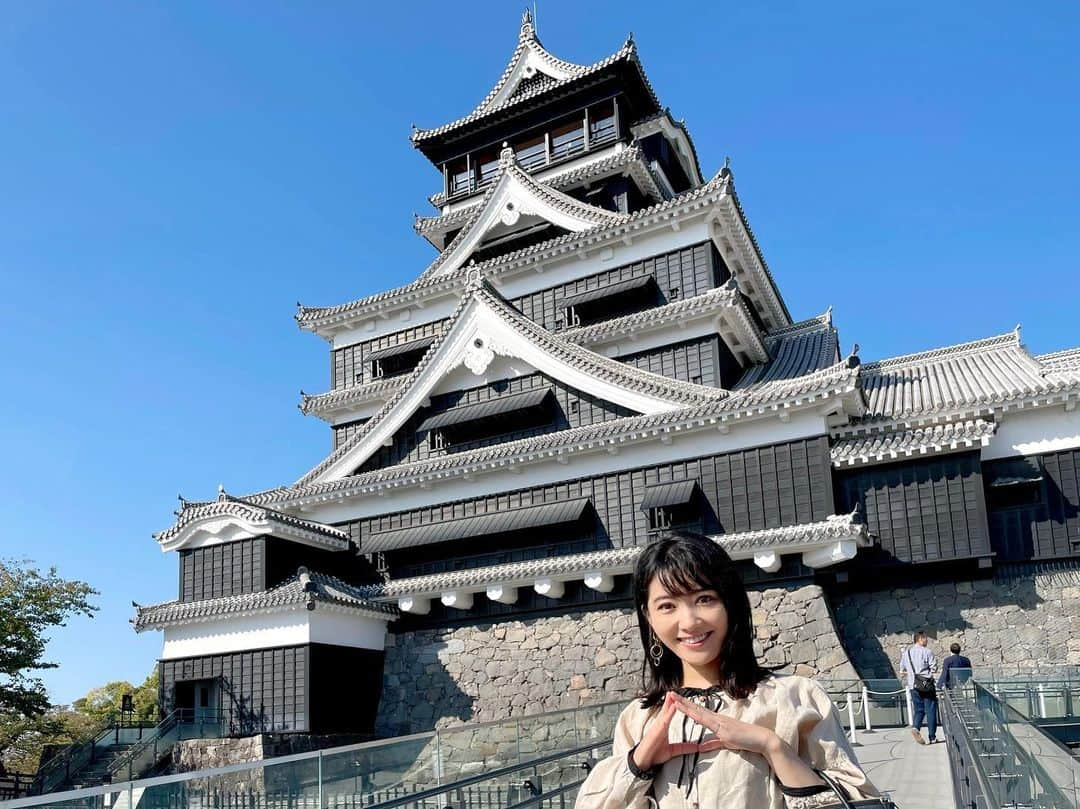 久保井朝美のインスタグラム：「🏯 熊本城からスタートして 熊本お城めぐり🐻✨  この目線で見る #二様の石垣 は新鮮です😳  憧れの清正公になりました 😇😇😇  そして私 実は熊本城主です🐻❤️  #熊本城 #復興城主 #加藤清正 #清正公 #久保井朝美 #お城好きな人と繋がりたい #熊本観光 #japanesecastle #熊本城復興」