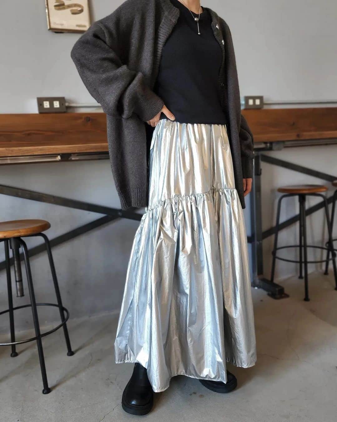 セレクトファッション・ .+*:laule'a*:｡さんのインスタグラム写真 - (セレクトファッション・ .+*:laule'a*:｡Instagram)「ー予約ー⁡ ⁡⁡ ⁡⁡ ⁡⁡ ⁡⁡ ⁡⁡ ⁡⁡ ⁡.⁡ ⁡多数お問い合わせ頂いてます、メタリックスカート、数量限定で予約販売となりました。⁡ ⁡⁡ ⁡⁡ ⁡⁡ ⁡⁡ ⁡.⁡ ⁡メタリック　ギャザースカート  ⁡ ⁡⁡ ⁡⁡ ⁡⁡ ⁡⁡ ⁡⁡存在感抜群なメタリックギャザースカート.  切替デザインがボリュームのあるシルエットに メリハリをプラス. やや薄手のナイロン素材が軽い着心地の一枚 ニットやスウェットなどに合わせて着たい アイテムです. ⁡⁡ ⁡⁡ ⁡⁡ ⁡⁡ ⁡⁡ ⁡⁡ ⁡⁡ ⁡⁡ ⁡⁡ ⁡⁡ ⁡.⁡ ⁡⁡ ⁡⁡⁡⁡⁡⁡⁡⁡⁡#ママコーデ #ママ服 #まま服 #ママファッション #プチプラコーデ #大人カジュアル #高みえコーデ #着回しコーデ #親子コーデ#カジュアルファッション#20代ファッション #韓国ファッション#30代ファッション#ワンピース#秋こーで#秋コーデ##スウェット #ボアベスト#ロゴt#シアートップス #チェックシャツ ⁡⁡#スウェット#ニットパンツ#laulea_shop #メタリックスカート#シルバースカート」10月13日 21時04分 - laulea_shop