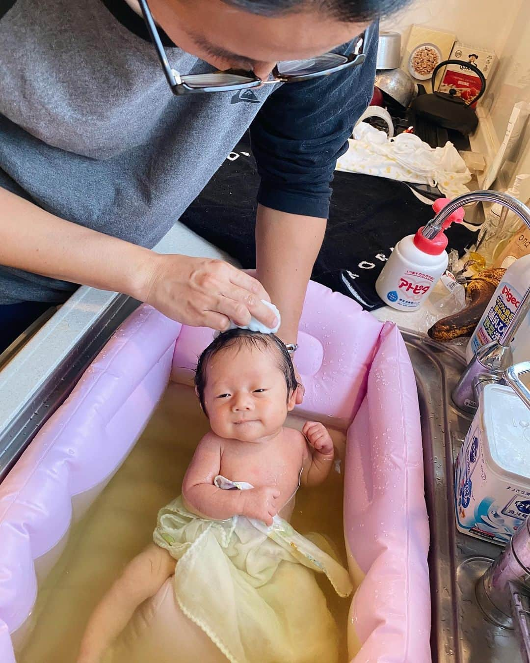 伊東大輝さんのインスタグラム写真 - (伊東大輝Instagram)「今日は息子の誕生日！！ 僕も父親になって今日でちょうど２年。 息子スカイはすくすく元気に育ち、今ではパパー！って飛びつきてきてくれる。 この2年間、とにかく色んなことがあって、色んな変化、そして思うことがたくさんあった。 僕自身かなり生き急ぐタイプで、24時間自分の追求するものを探してしまうタイプ(少し病的に、、w)ということもあるけど、 子育て当初、１年間くらいは昼夜忙しかったりする事を理由に、ほとんど家に帰らない日々がずっと続いてた。。  それで帰りが遅いことを怒られると、またさらに家に帰りたくなくなって、、と気持ちが家ではなく外に外に悪循環の連続だった。  もちろん子供は100%可愛いし大好きだったけど、実感が湧いてくるまでの１年くらい、大変な部分からは目を逸らしてたと思う。  妻が子育てや家事に必死なのをわかってるのに、俺なんかよりもっと休みたいと思ってる事も、もちろんわかってるのに、仕事と称して遊びに出かける日も、マッサージに行く日も多々あった。 妊娠中の期間を含めたら約2年半、もちろんやれる範囲ではやっていたつもりだし、保育園の朝の送りだったりも眠くても死ぬほど二日酔いでも毎日行ってた。 平日も一緒にお風呂入って寝かしつける日もあった。 とはいえ、やれることはもっといくらでもあったし、もっと 出来たにも関わらず、家族との時間を過ごしてこなかったな、、、 22:00や24:00くらいに帰ってきても、早いだろ！みんな朝まで飲んで遊んでるじゃん！って感じで思ってたけど、 18:00〜21:00の3時間がどれだけ大変なのかわかってなかった。笑  この約１年弱、仕事も時間をキッチリと決めて本気で家庭と向き合ってみた。 今となれば夜出る事なんて週に１回あるか無いかで遊びに行く日なんてほとんど０で、なるべく100%家族との時間を考えて過ごしてみたけど、 それが苦痛みたいに思っていた頃がなんでなのかわからないくらいで、ただ人間としてまだまだ未熟だったんだなと、、  もちろん妻も女性としても同じく初めての子育てなのに、俺は子育てが初めてだからわからないんだ！と言い張っていたのも今となれば意味不明すぎるし、恥ずかしい、、  たくさん傷つけて、自分自身もたくさん悩んで辛い時期もあったけど、一番大切なものは何か？がわかるまでこんなにも時間がかかってしまって妻には本当に申し訳なく思ってる。  こんな俺なんかが言えることではないけど、これからパパになる人達にも本当に言いたいし、自分自身にも言いたい。 自分の次の子供の時には妊娠中からほんとに誠心誠意気にかけてあげようと思ってる。 スカイもそうだけどほんとに小さい時って一瞬で、もう既に１年前とかの赤ちゃんだった頃の記憶が少ないくらい。 そんな人生に一瞬しかない少しのかけがえのない時間をできるだけたくさん過ごしてあげないといけないと思う。たくさん後悔してます。 ・ ・ ・  そして、 実は第二子を授かり、あと５日後に産まれてきます。 今回の妊娠は妻に辛い思いをさせていた真っ最中での天からの贈りものだった。 妻自身をたくさん悩ませ、傷つけ、そして今回は出産ギリギリまで体調が悪く、赤ちゃんも様々な試練に見舞われ、検査検査の日々だったけど、一生懸命お腹にしがみついてくれ、無事に臨月を迎えられたことは奇跡でしかない。　  第一子の時に自分の未熟さから出来なかった事を精一杯してあげたいし、時間は取り返せないし、"もう一度"と言ったら息子に失礼かもしれないけど、1から真剣に子育てしたいと思っています。 以前は妻に任せっきりにしてた部分も何倍もやるつもりだし、楽をさせてあげたいなんて上から目線と言われるかもしれないけど、大切な子供を産んでくれた大事な人をなるべく楽をさせてあげるのが男の使命だとも今は思えるようになった。  もちろん家族を守るため幸せにするため、社員を幸せにするために仕事も一番に精一杯やり切るのは当たり前ではあるが、後回しにしてしまっていた家族との時間も一番にする。  二人の子供達と妻に精一杯の愛情を注いで、3人を世界一幸せにする！  アネラには常に300頭を超える保護犬猫たちがいます。  5月からスタートした障害福祉事業に加え、今月の頭に弊社の飲食ブランドであるBuzz Cafe by ANELLA浦安店をオープンしたばかりですが、 来月は保護犬猫達の医療シェルター兼ふれあい施設であるANELLA CAFE佐倉店がオープン予定。  一家の大黒柱としても責任重大だけど、気合いで頑張るぞぉー‼️  @dogrescue_anella  @anella_cafe  @anella_cafe_nagareyama  @anella_cafe_sakura  @petsalon_pinkbeach  --- @buzz_cafe_by_anella  @buzzcafebyanella_urayasu  ---- @nliving_thetheater  @nresort_theocean  --- @anella_syub_nagareyama  @anella_syub_sakura  @buzzcafebyanella_syub_urayasu  --- @wantime_media」10月13日 21時05分 - daikiitoh