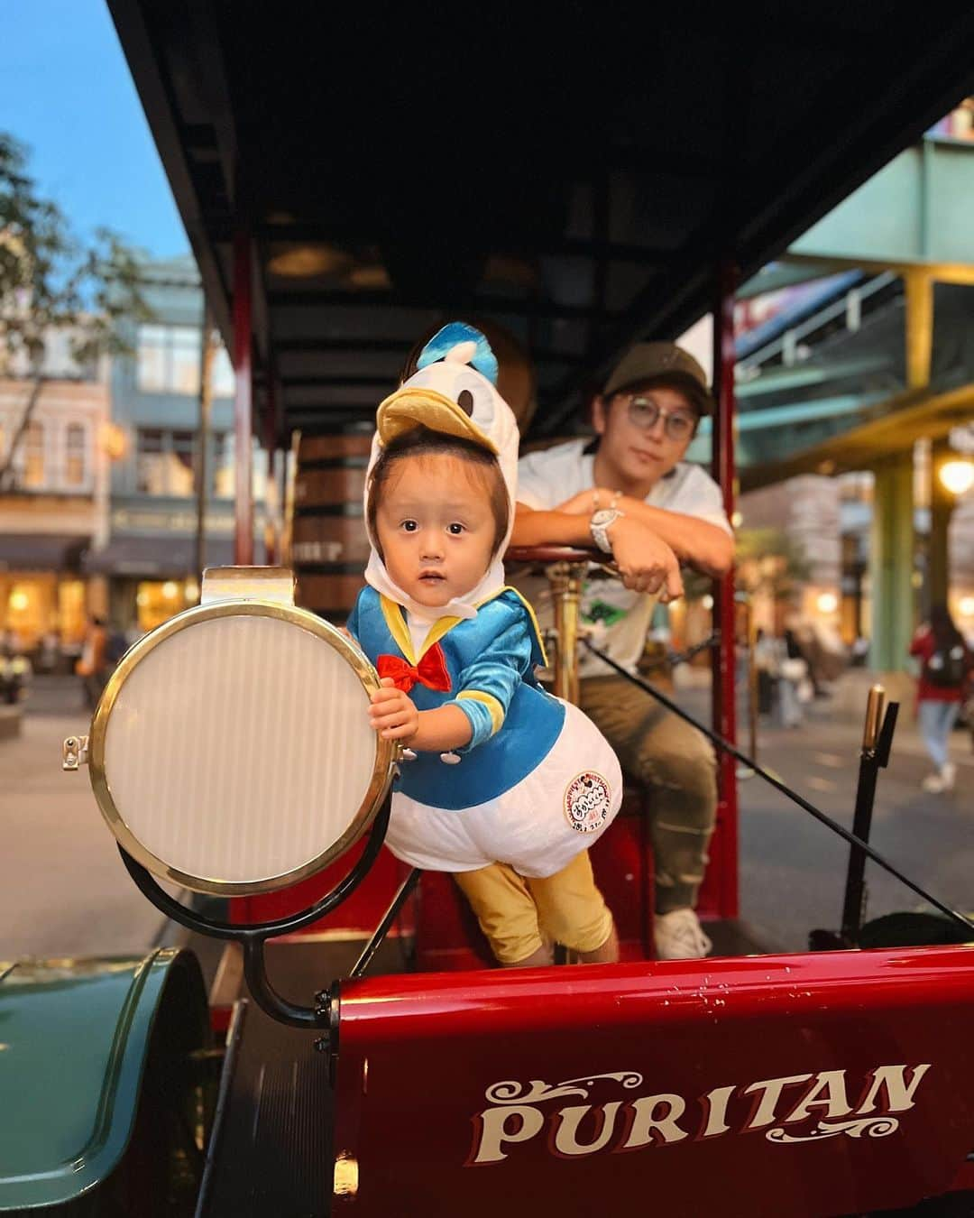 伊東大輝のインスタグラム：「今日は息子の誕生日！！ 僕も父親になって今日でちょうど２年。 息子スカイはすくすく元気に育ち、今ではパパー！って飛びつきてきてくれる。 この2年間、とにかく色んなことがあって、色んな変化、そして思うことがたくさんあった。 僕自身かなり生き急ぐタイプで、24時間自分の追求するものを探してしまうタイプ(少し病的に、、w)ということもあるけど、 子育て当初、１年間くらいは昼夜忙しかったりする事を理由に、ほとんど家に帰らない日々がずっと続いてた。。  それで帰りが遅いことを怒られると、またさらに家に帰りたくなくなって、、と気持ちが家ではなく外に外に悪循環の連続だった。  もちろん子供は100%可愛いし大好きだったけど、実感が湧いてくるまでの１年くらい、大変な部分からは目を逸らしてたと思う。  妻が子育てや家事に必死なのをわかってるのに、俺なんかよりもっと休みたいと思ってる事も、もちろんわかってるのに、仕事と称して遊びに出かける日も、マッサージに行く日も多々あった。 妊娠中の期間を含めたら約2年半、もちろんやれる範囲ではやっていたつもりだし、保育園の朝の送りだったりも眠くても死ぬほど二日酔いでも毎日行ってた。 平日も一緒にお風呂入って寝かしつける日もあった。 とはいえ、やれることはもっといくらでもあったし、もっと 出来たにも関わらず、家族との時間を過ごしてこなかったな、、、 22:00や24:00くらいに帰ってきても、早いだろ！みんな朝まで飲んで遊んでるじゃん！って感じで思ってたけど、 18:00〜21:00の3時間がどれだけ大変なのかわかってなかった。笑  この約１年弱、仕事も時間をキッチリと決めて本気で家庭と向き合ってみた。 今となれば夜出る事なんて週に１回あるか無いかで遊びに行く日なんてほとんど０で、なるべく100%家族との時間を考えて過ごしてみたけど、 それが苦痛みたいに思っていた頃がなんでなのかわからないくらいで、ただ人間としてまだまだ未熟だったんだなと、、  もちろん妻も女性としても同じく初めての子育てなのに、俺は子育てが初めてだからわからないんだ！と言い張っていたのも今となれば意味不明すぎるし、恥ずかしい、、  たくさん傷つけて、自分自身もたくさん悩んで辛い時期もあったけど、一番大切なものは何か？がわかるまでこんなにも時間がかかってしまって妻には本当に申し訳なく思ってる。  こんな俺なんかが言えることではないけど、これからパパになる人達にも本当に言いたいし、自分自身にも言いたい。 自分の次の子供の時には妊娠中からほんとに誠心誠意気にかけてあげようと思ってる。 スカイもそうだけどほんとに小さい時って一瞬で、もう既に１年前とかの赤ちゃんだった頃の記憶が少ないくらい。 そんな人生に一瞬しかない少しのかけがえのない時間をできるだけたくさん過ごしてあげないといけないと思う。たくさん後悔してます。 ・ ・ ・  そして、 実は第二子を授かり、あと５日後に産まれてきます。 今回の妊娠は妻に辛い思いをさせていた真っ最中での天からの贈りものだった。 妻自身をたくさん悩ませ、傷つけ、そして今回は出産ギリギリまで体調が悪く、赤ちゃんも様々な試練に見舞われ、検査検査の日々だったけど、一生懸命お腹にしがみついてくれ、無事に臨月を迎えられたことは奇跡でしかない。　  第一子の時に自分の未熟さから出来なかった事を精一杯してあげたいし、時間は取り返せないし、"もう一度"と言ったら息子に失礼かもしれないけど、1から真剣に子育てしたいと思っています。 以前は妻に任せっきりにしてた部分も何倍もやるつもりだし、楽をさせてあげたいなんて上から目線と言われるかもしれないけど、大切な子供を産んでくれた大事な人をなるべく楽をさせてあげるのが男の使命だとも今は思えるようになった。  もちろん家族を守るため幸せにするため、社員を幸せにするために仕事も一番に精一杯やり切るのは当たり前ではあるが、後回しにしてしまっていた家族との時間も一番にする。  二人の子供達と妻に精一杯の愛情を注いで、3人を世界一幸せにする！  アネラには常に300頭を超える保護犬猫たちがいます。  5月からスタートした障害福祉事業に加え、今月の頭に弊社の飲食ブランドであるBuzz Cafe by ANELLA浦安店をオープンしたばかりですが、 来月は保護犬猫達の医療シェルター兼ふれあい施設であるANELLA CAFE佐倉店がオープン予定。  一家の大黒柱としても責任重大だけど、気合いで頑張るぞぉー‼️  @dogrescue_anella  @anella_cafe  @anella_cafe_nagareyama  @anella_cafe_sakura  @petsalon_pinkbeach  --- @buzz_cafe_by_anella  @buzzcafebyanella_urayasu  ---- @nliving_thetheater  @nresort_theocean  --- @anella_syub_nagareyama  @anella_syub_sakura  @buzzcafebyanella_syub_urayasu  --- @wantime_media」