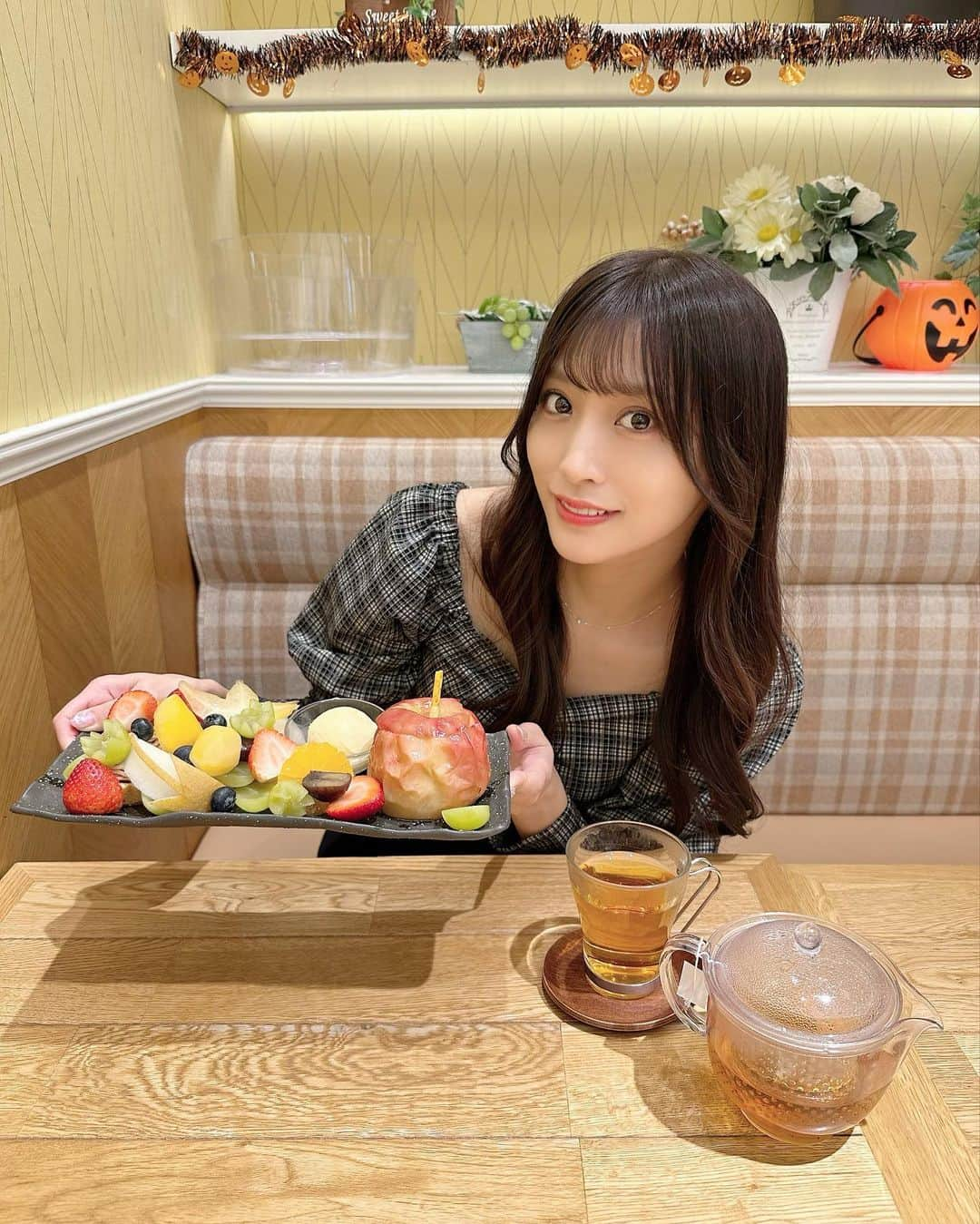 根岸愛さんのインスタグラム写真 - (根岸愛Instagram)「🍎✨🍎 . 撮れ感グルメという事で 渋谷ヒカリエ6Fにある 果実園リーベル(@kajitsuen_shibuyahikarie )で 秋らしいメニューを堪能しました💕 . 焼きりんごとマロンのほがらかプレート 2,200円(税込) . 素敵にカットされた果物たちが可愛くて可愛くて、りんごはあったかくて甘さ増し増しで冷たいアイスクリームを乗せても更に美味しかった🍨😋 この果物の下にモンブランのタルトも隠れていてそれも美味しかったです💕 お店の中は果物が売ってたり果物をたっぷり使ったケーキがあったり、飲み物のメニューも豊富で私はいちごのルイボスティーを飲みました🍓✨ ボリューミーなのでシェアしながら食べられてそれも楽しいです🎵 . #PR #渋谷ヒカリエ #撮れ感グルメ #渋谷グルメ #Hikarie  #sweets #autumn #秋グルメ」10月13日 20時57分 - negishiai927