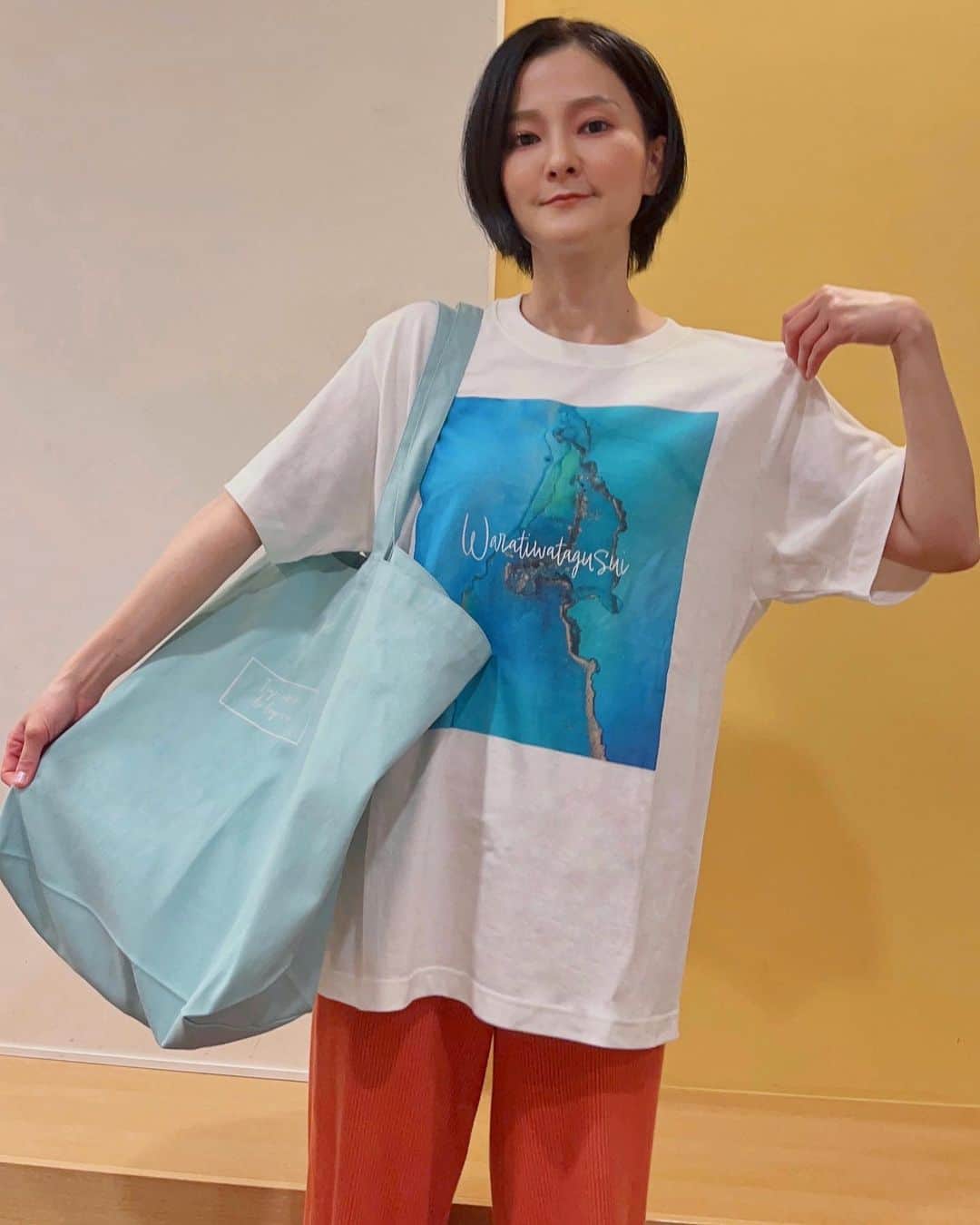 のインスタグラム：「Newグッズ 大発表🐉⚡️ 今回のNewグッズは、私がアルコールインクアートで 青の世界を作りました🌎 それをベースに…「Tシャツ」「タオル」「トートバック」 「キーホルダー」「クリアタンブラー」が 新しく登場しました！  本当、可愛いですけどぉぉ🥹グッズの内容は。。。 夜な夜なせっせと作ったアルコールインクアートに 沖縄方言のことわざを、ローマ字でプラスさせました。 あーーー本当に可愛いグッズ。  言葉の意味をご紹介。  ・「Tシャツ」は「わらてぃわたぐすい」 　笑う事は体の薬。  ・「タオル」は「やーなれーる　ふかなれー」 　家庭での行いや習慣は外でも表れるという意味。  ・「トートバック」は 　「いいよーぬあれー ちちよーんあん」 　言い方次第で聞くほうも素直に聞く事ができる  ・「キーホルダー」は「ちゅぬたみーや どうーぬたみー」 　人の為にする事は後々自分の為になる。  その他のグッズもご紹介！ まずは、インストアライブで会場限定で販売している ・「君がくれたもの」「花ひら」が収められたシングルCD  ・「ヴィンテージ風ミニ財布」 　こちらは残りわずか！文字は沖縄方言のことわざです 　「まくとぅそーけーなんくるないさ」 　意味は・誠実に生きていれば、なんとかなるよ。  ヘアメイクアーティストであり、絵本作家の #まえかわあや さんが描いてくれた @noshin0408  私とコロちゃんのイラストを使った ・「缶バッチ」 ・「名刺風サインカード」  新しい音楽を生み出して行く…っと言う意味が込められた ・「音符ハンドタオル」  私の横顔と大好きなお月さまをデザインした ・「コルクコースター」  私とコロちゃんが登場する ・「ランダムステッカー」  ㊗️グッズ購入特典もあります㊗️ 一回のお会計で5,000以上購入してくださった方に 「石垣優メッセージプロマイド」(全４種類・ランダム配布)を一枚プレゼントいたします！  なお、当たり🎯が出たら…グッズの元デザイン、 アルコールインクアートの原画と引き換えいたします！ 切って使うもよしです！  ーーーーーーーーーーーーーーーーーーーーーーーー  実は今回、アルコールインクアートをしたのは 一枚目の写真のように Tシャツとトートバックをセットで持つと それだけでオシャレになる… って言うのをやりたかったから。 まるでセットグッズのよう🩵ぜひセットで♡  全体通して、過去最高に絶対可愛いです！ ぜひ会場で手に取っていただけたら嬉しいです。 私も予備も含め買います。」