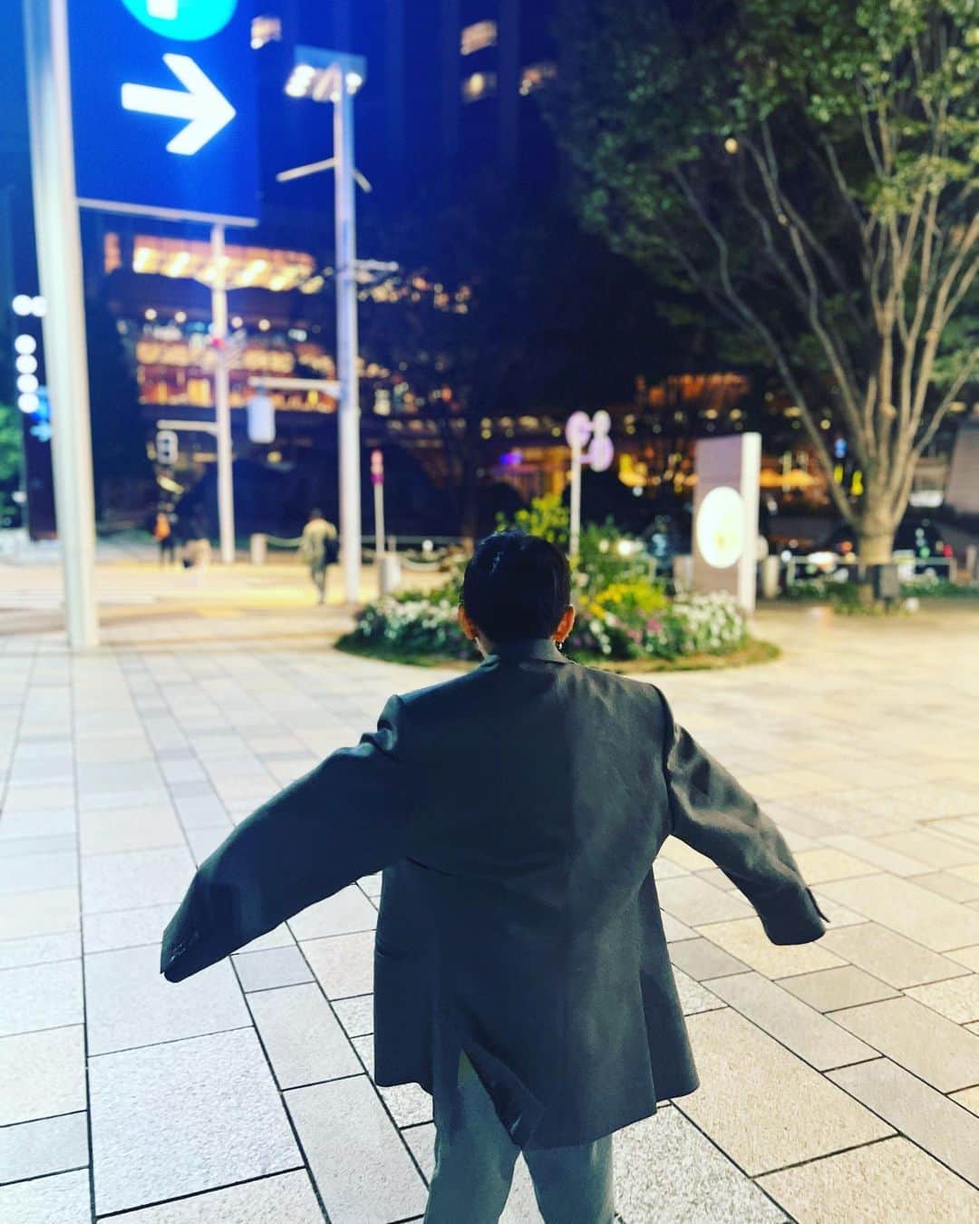 神崎恵のインスタグラム：「・ すっかり肌寒くなってきたもので、 暑がりの息子も「なんかさむい！」と言うようになりました。 先程も、わたしの上着を羽織り 「あ〜、あったかいね〜」と。 今年も3回まばたきしたら秋になっていました。 関係ない話だけれど、今年は「グレー」。 ジャケットにニットに、グレーがいいなぁと。 実は、肌の色を選びがち。 肌をくすませることもあるグレーだけれど、 ファッションのグレーの進化と、 肌の透明感を上げる下地やファンデーションの進化が相まって、 グレーとの距離が身近になりました。 このジャケット。 どうかなぁぁ。と思いながらチャレンジしましたが、 今では週5で羽織っています。 肩ボリュームあり、オーバーサイズ。 着倒しています。 🩶🤍🐘🦙」