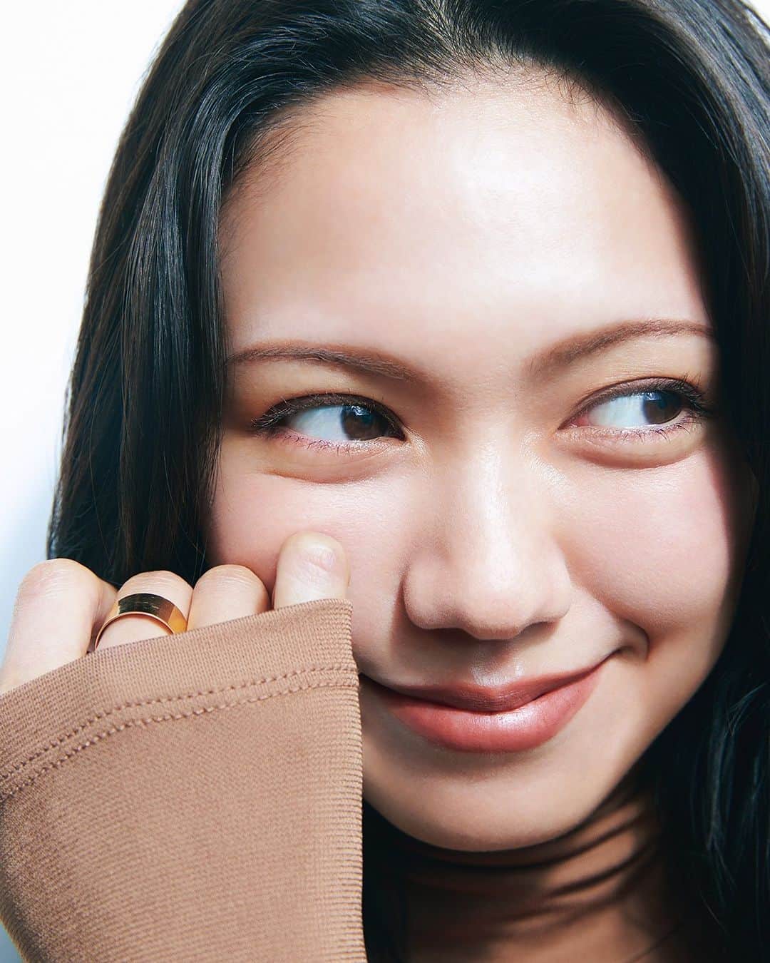 美的 Biteki's official Instagram! さんのインスタグラム写真 - (美的 Biteki's official Instagram! Instagram)「二階堂ふみさん『美的』11月号スペシャルインタビュー 「美容も人生も自分らしく楽しんでいきたい」  『美的』初表紙を飾った女優の二階堂ふみさん。カメラを向ける度にクルクルと変わるポージングがとてもおしゃれで、その表現力と存在感は唯一無二。気になるプライベートライフから、「ここ数年で高まりつつある」という美容熱についてもお話を伺いました。  佇まいそのものに、洗練されたオーラが宿る 私にとってメイクとは、何より気分を上げてくれるもの！  美容も人生も。肩の力を抜いて自分らしく楽しんでいきたい  キメ細かなすべすべの肌に、すらりとしたヘルシーボディ。そこに圧倒的な表現力が加わり、ハッピーな笑顔から凜と見つめる眼差し、全身を使ったのびやかなポージングが次々と繰り出され、撮影中スタッフ一同魅了されっ放し！  「とても楽しい撮影でした。今回3パターンのメイクにトライさせていただきましたが、個人的にはハットをかぶったカットの囲み目メイクが好きでした。プライベートでも上下まぶたのキワにラインを入れるメイクが今の気分。アイメイクが少し強めのときは、ベースメイクはナチュラルに仕上げるようにしていて、日焼け止めをつけてファンデーションは赤みや毛穴が気になるところにほんの少し。“自分のテンションが上がるメイク”を大切にしています」  ここ数年で、美容の楽しさに目覚めたという二階堂さん。そのきっかけとなった出来事とは？  「ドラマの撮影中にモニターに映る自分の顔がすごくむくんでいたときがあって。その原因は恐らく、撮影前にハマグリの酒蒸しを食べたから。おいしくて汁まで全部飲み干したんですよね（笑）。そこから気をつけなきゃと思って、むくみ対策などいろいろ意識していたら、あるとき“私、こんなにフェースラインがすっきり見える角度があるんだ”という発見があり、美容ってちょっと楽しいぞと思って。もちろん、俳優はすべてがキレイに見えればいいわけではないのでシーンにもよりますが、どうやったらいいコンディションにもっていけるかを試すのが楽しい。スキンケアやマッサージをはじめ、ニキビができたら美容皮膚科に行ったりと、いろいろトライしています」  歩くことがすごく好き。でも今は、ピラティスも気になっています  ほかにも気になるのが、しなやかで美しいボディラインを保つ秘訣。意外にもトレーニングはせず、その代わりに毎日の散歩を欠かさないという。  「犬の散歩を兼ねてなのですが、今の時期だと朝と夜それぞれ1時間くらい。2匹飼っていて、それぞれ歩くスピードが違うので30分ずつ別々に行きます。冬だとその倍くらいの時間かな。私、歩くことが好きなんです。真夏はさすがに厳しいですが、冬は特によく歩いているかもしれません。東銀座の歌舞伎座から渋谷辺りまで、2時間くらい歩いたこともあります、意外と行けましたね（笑）。でもトレーニングをしたいという思いもあって、今はピラティスが気になっています。気持ち良さそうだなと思って」  この号が発売される頃に29歳を迎える二階堂さん。苦しかったと語る20代を経て、今は肩の力が抜けている姿が印象的でした。  「これから20代ラストイヤーですが、30代に向けて思うことは、なるべく無理をせず、でも一生懸命いろんなことに取り組んでいきたい。12歳からこのお仕事をさせていただいていて、経験は重ねているのに精神的には未熟で、20代はそれが苦しかったり悩むこともありました。でも最近はいい意味で力が抜けてきたのかもしれません。叱ってくださったり、指摘してくれる人の意見をちゃんと聞ける自分でありたいというのは常々思いますが、自分より年下の子から学びを得たりするのも今すごく楽しいんです。考え方や意見を聞きたいし、教えてもらうこともたくさん。そう思えることが幸せだし、それって周りの素敵な先輩方のおかげでもあるから、恵まれているなと感じます。だから年齢を重ねることは、私にとって楽しみがどんどん更新されることでもあるんです」  優しいけれど、ちょっと皮肉も秘めている。そんな人間らしいバランスをもつ人を美しいなと感じます  二階堂ふみ にかいどう・ふみ／1994年9月21日生まれ。俳優。シリアスからコメディまで多彩な表現力に定評のある実力派。映画『翔んで埼玉～琵琶湖より愛をこめて～』が11月23日に公開予定。  #二階堂ふみ #秋コスメ #秋メイク #新作コスメ2023 #新作コスメ #秋コスメ2023 #bitekicom #コスメ好きさんと繋がりたい #メイク好きさんと繋がりたい #今日のメイク #美的 #美的メイク #メイク好き  #女子力向上委員会 #美容好きな人と繋がりたい #コスメ #今日のコスメ #コスメオタク #美肌になりたい #美容好きさんと繋がりたい #美意識高い人と繋がりたい #コスメ好きな人と繋がりたい #美容垢さんと繋がりたい #メイク好きな人と繋がりたい #美活」10月13日 21時00分 - bitekicom