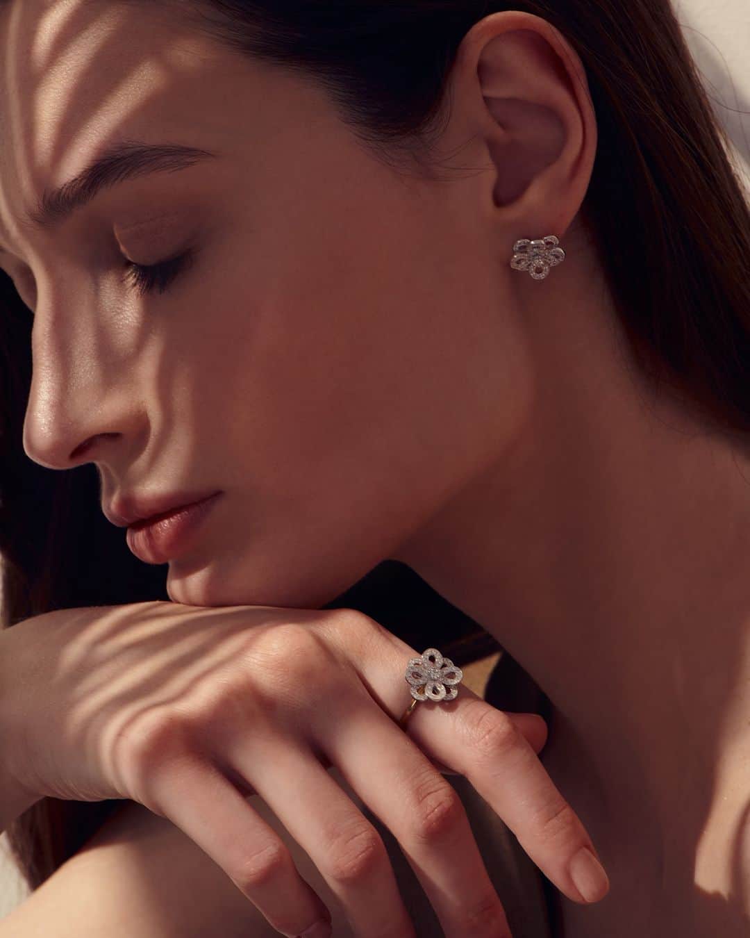 MARIHA Official Instagramさんのインスタグラム写真 - (MARIHA Official InstagramInstagram)「. 指元に永遠の薔薇を。自分自身を物語るステイトメント・ジュエリーとして、末長くお楽しみいただきたい「Timeless」アンティークローズのリング。世界中から選び抜いたダイヤモンド、ゴールドを贅沢に用い、熟練した職人による高度な技巧を駆使してデザインしたプレシャスなジュエリーです。極上の優美さで身に着ける人を生涯包みます。直営店でのみご紹介しています。  #mariha #jewelry #timeless #antiquerose #リング #ピアス #ステイトメントジュエリー #K18ジュエリー #マリハ #mariha伊勢丹新宿店 #mariha阪急うめだ本店」10月13日 21時00分 - mariha_official