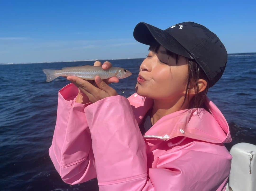 百川晴香さんのインスタグラム写真 - (百川晴香Instagram)「初めてのシロギス釣り🎣❤️  21匹連れました！ サイズも21センチが最大！笑  楽しすぎたこの釣り🎣💕  そしてシロギス美しかった✨  フグは５匹も連れて😂😂😂 邪魔されちゃったぜい😂😂  19日にサンスポさんの記事になるので是非皆さん見てね❤️   #シロギス #キス #サンスポ #長崎屋 #釣り #japanesegirl #idol #釣りガール #釣り女子 #横浜 #fish #fishing」10月13日 21時00分 - momokawaharuka