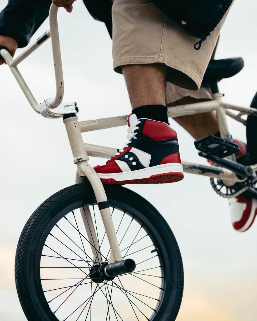 のインスタグラム：「… Saucony × BEAMS 『Spot-Bilt™ SONIC HI』 10.14（Sat.）Release  @sauconyoriginals @beams_mens_casual  〈Saucony（サッカニー）〉と〈BEAMS（ビームス）〉が8年ぶりにタッグを組み、別注アイテムをリリース。  ブランドとバスケットボールの歴史、そしてスケートボードをはじめとするオフコートに与えた影響に敬意を表し、〈Saucony〉を代表するコートシューズ『Spot-Bilt™ SONIC HI』を別注。  プレミアムレザーを使用した贅沢なアッパー、通気性を確保するパンチング、クラシカルなハイトップのシルエットは当時のコートシューズを連想させます。  さらには、コラボレーションの象徴としてアウトソールには〈BEAMS〉のロゴが鎮座。  10月14日（土）より〈BEAMS〉レーベル取扱店舗にて世界先行発売となり、10月21日（土）よりグローバルリリース。ぜひお見逃しなく！  🗓️世界先行発売日 2023年10月14日（土）  🗓️通常販売日 2023年 10月21日（土）  詳細はこちらから https://www.beams.co.jp/news/3754/ 🔗→@beams_official ストーリーズハイライト”Pick Up Item”より  Co-Producer_ @meiji0122 @ryoheitomioka Photographer_ @22phottt Videographer_ @seeafret Music_ @skate6498 Stylist_ @shomasashi Hair_ @masaki_hair  #saucony #spotbiltsonichi #beams #サッカニー #ビームス #スニーカー」