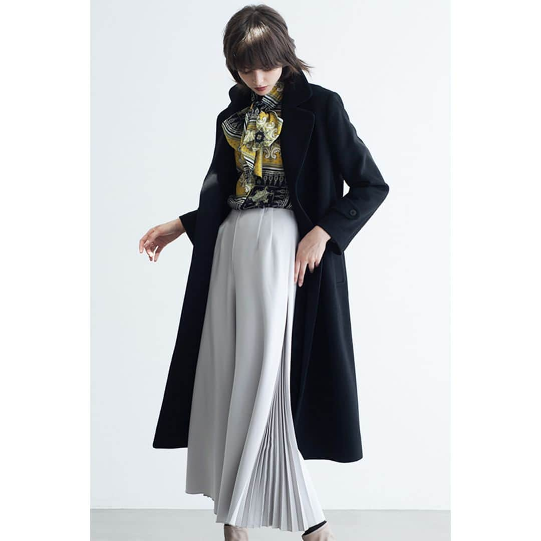 NARACAMICIE Japanのインスタグラム：「2023 Winter Collection  COAT　30-32-26-708 パイピングロングコート 10月入荷予定  BLOUSE　10-32-01-028 スカーフ風プリントボウタイブラウス 10月入荷予定  PANTS　30-32-09-602 サイドプリーツパンツ  ※入荷時期は変更になる場合がございます。  新作は @naracamicie_jp プロフィールURLからチェック！  #ナラカミーチェ #2023autumn #2023aw #2023秋 #2023秋冬」