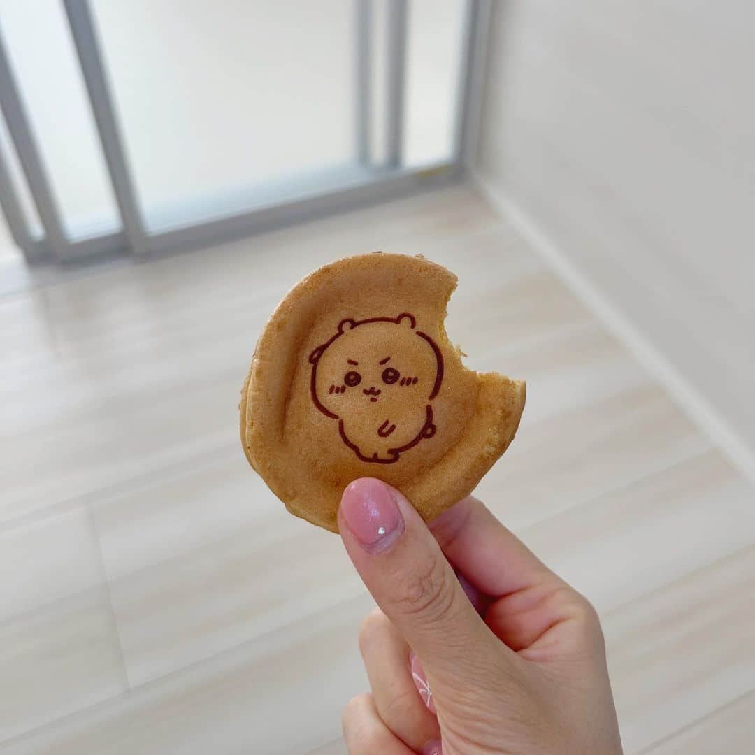 あかねぴのインスタグラム：「.  ちいかわ　まんまる焼き🤍  シール入りで ぜんぶちいかわだった🫶🏻  #ちいかわ #ちい活 #ファミマ #まんまる焼き」