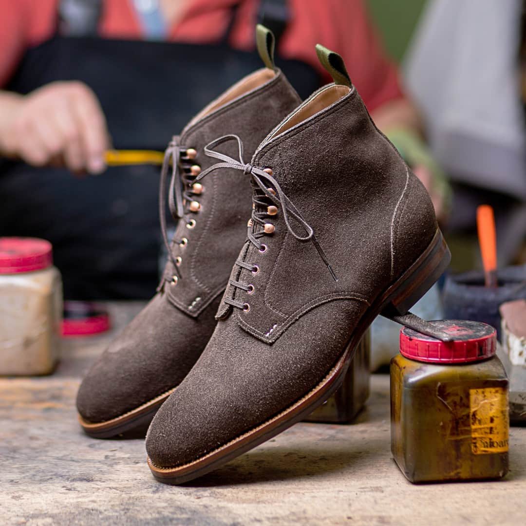 サンクリスピンのインスタグラム：「These boots are made for walking .... Into winter in style.⁣ Discover our extensive range of handcrafted boots online.  #shoes #handmadeshoes #madetoorder #mtoshoes #bespokeshoes #handwelted #shoeporn #madebyhand #shoestagram #agentlemanschoice #onlyforgentlemen」