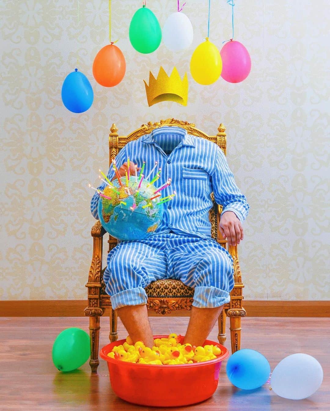 Giuseppe Pepeのインスタグラム：「#loosingmymind  B—DAY MOOD 🎈🍰🎉🦆 #pepedsgn (I Thank u for your good wishes on my birthday) ✶ ↓ ✶ ↓ ✶ ↓ ✶ ↓ ✶ ↓ ✶ ↓ ✶ ↓ ✶ ↓ ✶ ↓ ✶ #headlesspic #creativeart #designideas  #creativephotography  #giuseppepepe」