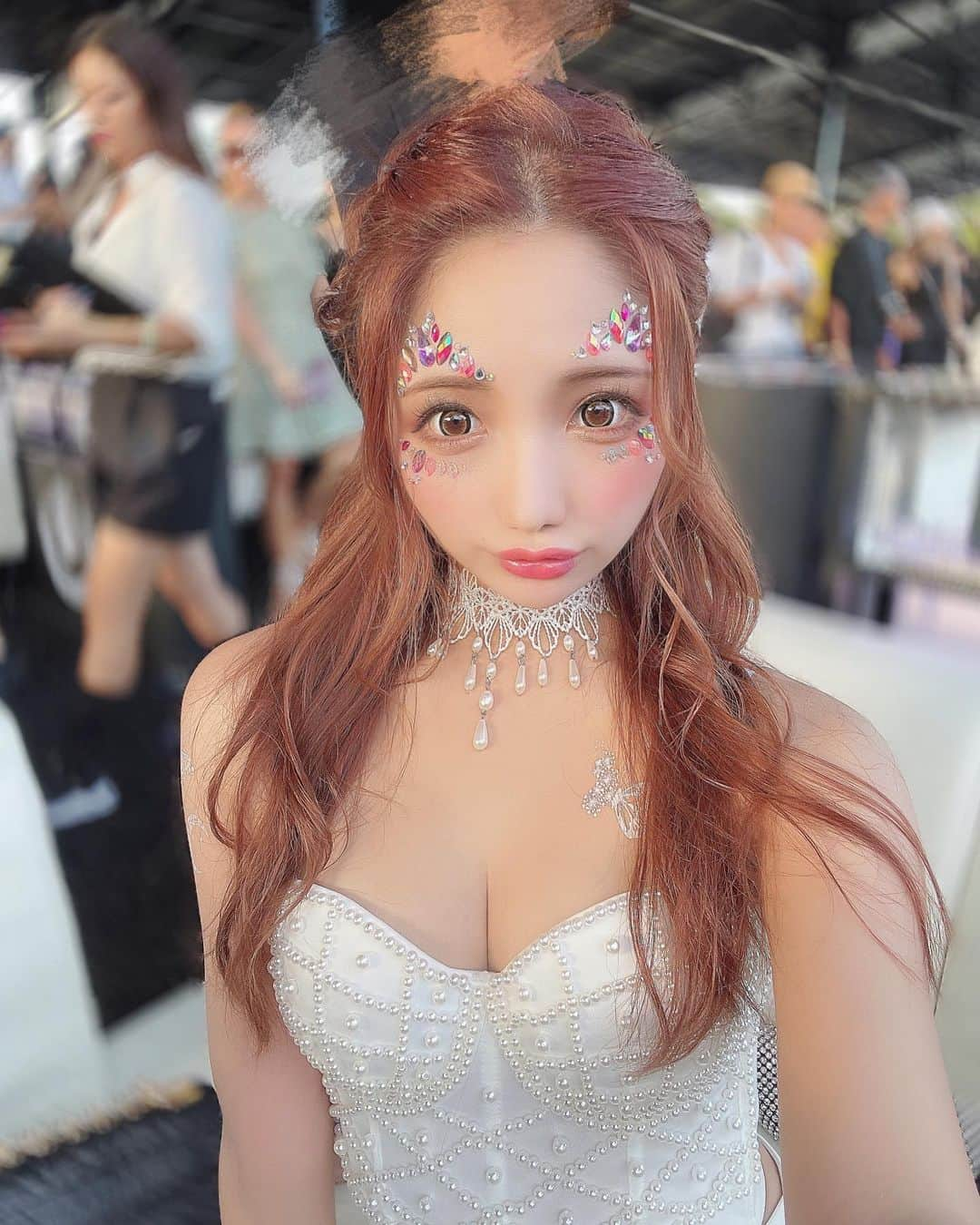 まゆぴちゅーさんのインスタグラム写真 - (まゆぴちゅーInstagram)「夏が終わると(ultraが終わると) イベントごと少なくなるなぁ🥹🥹  でも来週ディズニーいって 今月末はスキズの東京ドームLIVEだ😍💞  てか今日お店のヘアメの方に、 ULTRA JAPANのときのヘアメイクサロンで やってたりとかしてて、 お客様でまゆの写真見せて “この子みたいなフェイスシールの感じにしたい〜！” って言ってくれた子がいたって聞いて びっくり😍😍😍嬉しい😭😭💓💓💓 . . .  #ultrajapan2023 #ultrajapan #ウルトラジャパン #フェスコーデ #フェスファッション #SHEINコーデ #ウルトラジャパンコーデ #ホワイトコーデ #白コーデ #編み込みヘア #編み込みヘアアレンジ #ヘアアレンジ #フェスヘア #フェイスシール #hardwell #djsnake」10月13日 21時01分 - mayu_03pichu