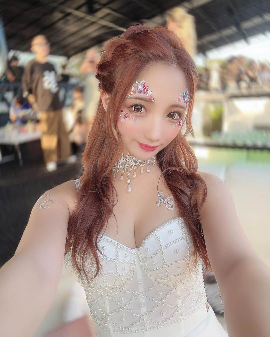 まゆぴちゅーさんのインスタグラム写真 - (まゆぴちゅーInstagram)「夏が終わると(ultraが終わると) イベントごと少なくなるなぁ🥹🥹  でも来週ディズニーいって 今月末はスキズの東京ドームLIVEだ😍💞  てか今日お店のヘアメの方に、 ULTRA JAPANのときのヘアメイクサロンで やってたりとかしてて、 お客様でまゆの写真見せて “この子みたいなフェイスシールの感じにしたい〜！” って言ってくれた子がいたって聞いて びっくり😍😍😍嬉しい😭😭💓💓💓 . . .  #ultrajapan2023 #ultrajapan #ウルトラジャパン #フェスコーデ #フェスファッション #SHEINコーデ #ウルトラジャパンコーデ #ホワイトコーデ #白コーデ #編み込みヘア #編み込みヘアアレンジ #ヘアアレンジ #フェスヘア #フェイスシール #hardwell #djsnake」10月13日 21時01分 - mayu_03pichu