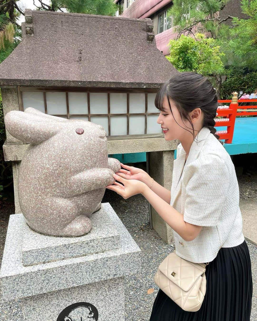 月野有菜のインスタグラム：「ずっと行ってみたかった岡崎神社🐰 ⁡ 年明けに行った時には長蛇の列で入れなかったのですが、今回は無事に入れました☺︎ ⁡ 境内にはたくさんうさぎがいて可愛かったです♡ おみくじは中吉でしたよ~⛩」