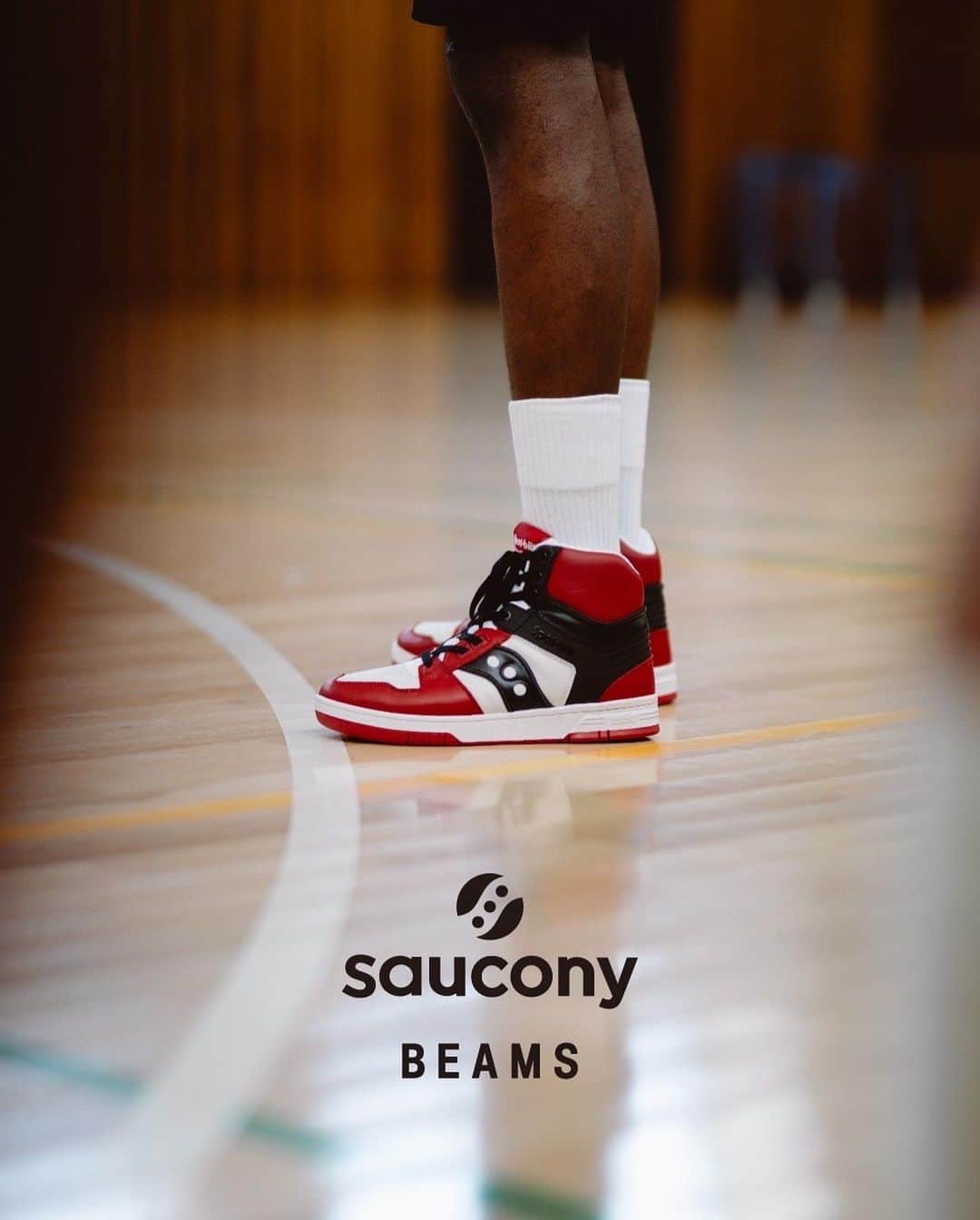 beams_harajuku_officialのインスタグラム：「… Saucony × BEAMS 『Spot-Bilt™ SONIC HI』 10.14（Sat.）Release . 〈Saucony〉と〈BEAMS〉が2015年ぶりに手を組み、別注アイテムをリリース。 ブランドとバスケットボールの歴史、そしてスケートボードをはじめとするオフコートに与えた影響に敬意を表して、〈Saucony〉を代表するコートシューズ『Spot-Bilt™ SONIC HI』を別注。  プレミアムレザーを使用した贅沢なアッパー、通気性を確保するパンチング、クラシカルなハイトップのシルエットは当時のコートシューズを連想させます。 さらには、コラボレーションの象徴としてアウトソールには〈BEAMS〉のロゴが鎮座。  10月14日（土）より〈BEAMS〉レーベル取扱店舗にて世界先行発売となり、10月21日（土）よりグローバルリリース。ぜひお見逃しなく！ . Co-Producer_ @meiji0122 @ryoheitomioka Photographer_ @22phottt Videographer_ @seeafret Music_ @skate6498 Stylist_ @shomasashi Hair_ @masaki_hair . @sauconyoriginals @beams_official @beams_mens_casual #saucony #spotbiltsonichi #beams」