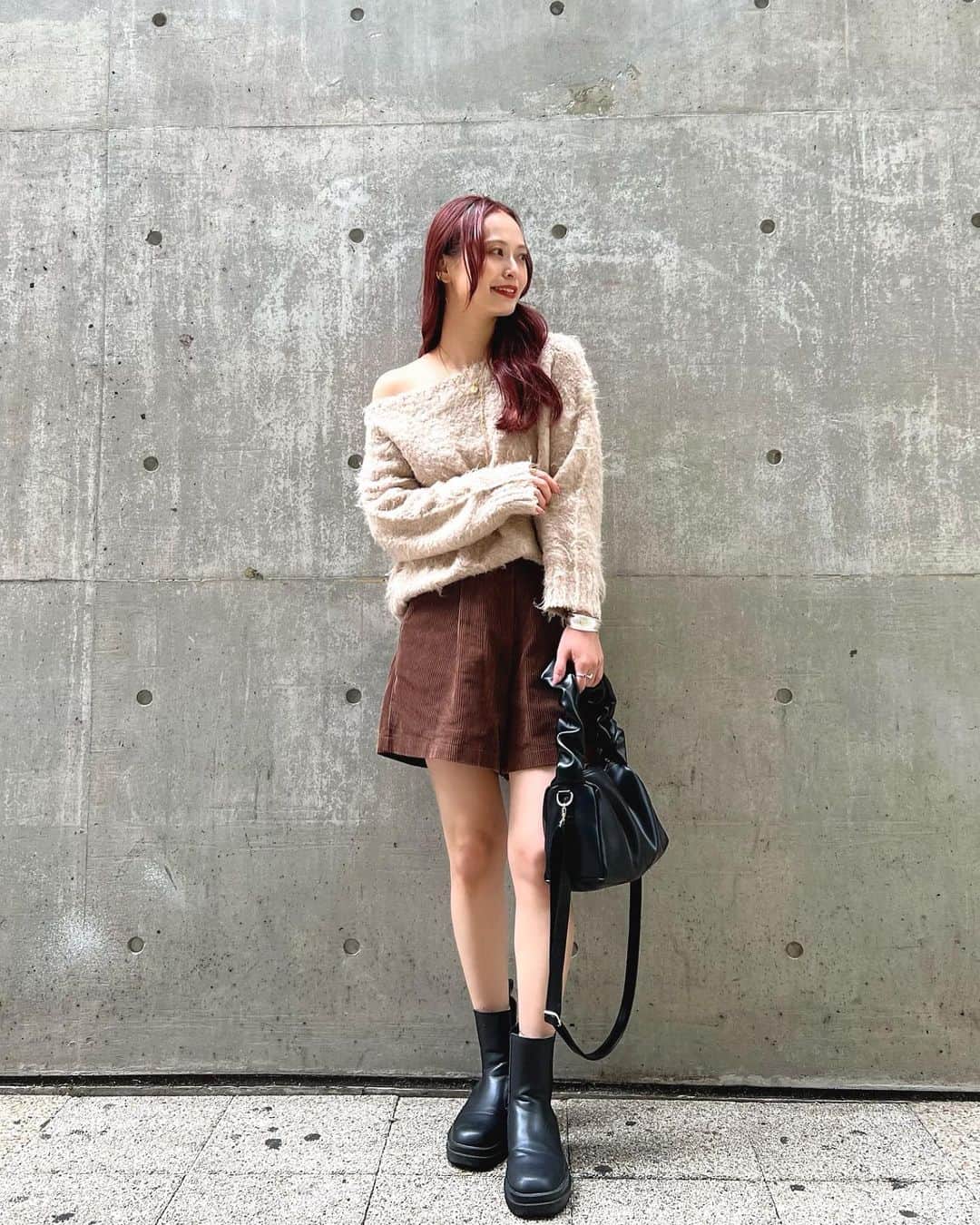 のインスタグラム：「𓂃𓈒𓏸︎︎︎︎ ❤︎ ⁡ ⁡ ブラウンコーデ🤎 ⁡ モケモケのニットが可愛い🧶♡ ⁡ ⁡ ネックレスも珍しく2連付け💛  ⁡ knit： @remit___official  pants： @camille_eau  bag： @jeudi.closet  boots： @grl_official  ⁡ ⁡ ⁡ ⁡ #PR #mai___fashion #mai___code #コーデ #コーディネート #fashion #ファッション #カジュアル #カジュアルコーデ  #大人カジュアル #大人女子 #大人可愛い #きれいめカジュアル #カフェ #都内カフェ巡り #カフェ巡り #秋コーデ #zozo #zozotown #remit #ブラウンコーデ #ブラウン #ゴールド #ゴールドアクセサリー」