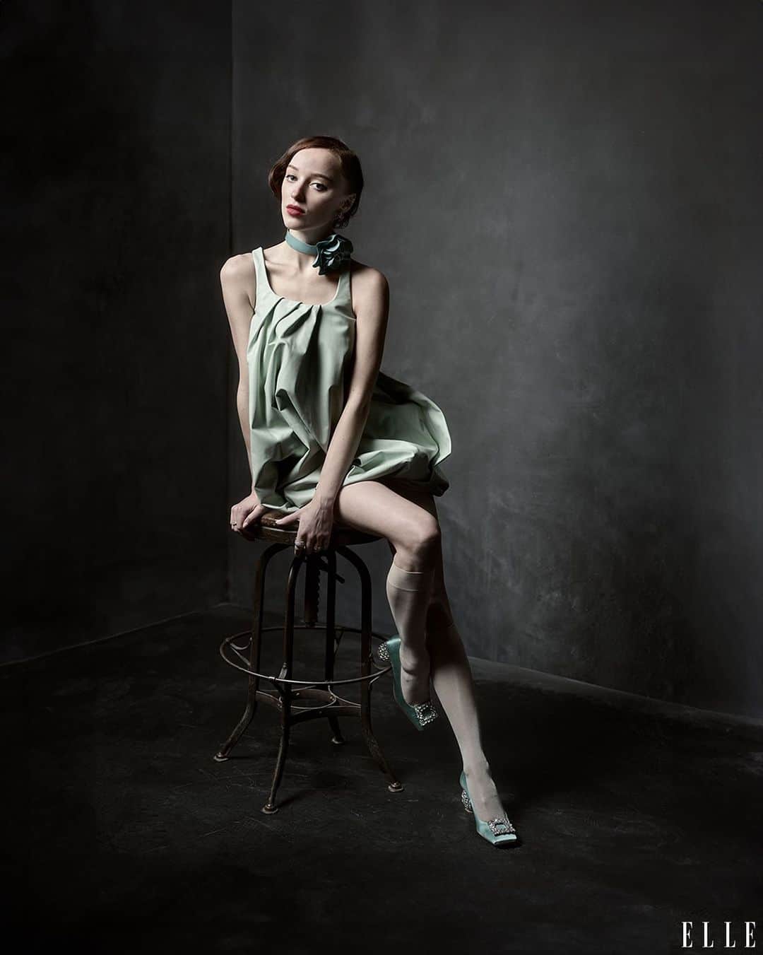 ロジェ・ヴィヴィエのインスタグラム：「Maison Vivier’s Jewel Heel pumps sparkle in a matching pastel look worn by actress @PhoebeDynevor, featured in this month’s @ElleUsa.   Photographed by @MarkSeliger Styled by @ErinWalshStyle   #RogerVivier #GherardoFelloni #ElleUsa」