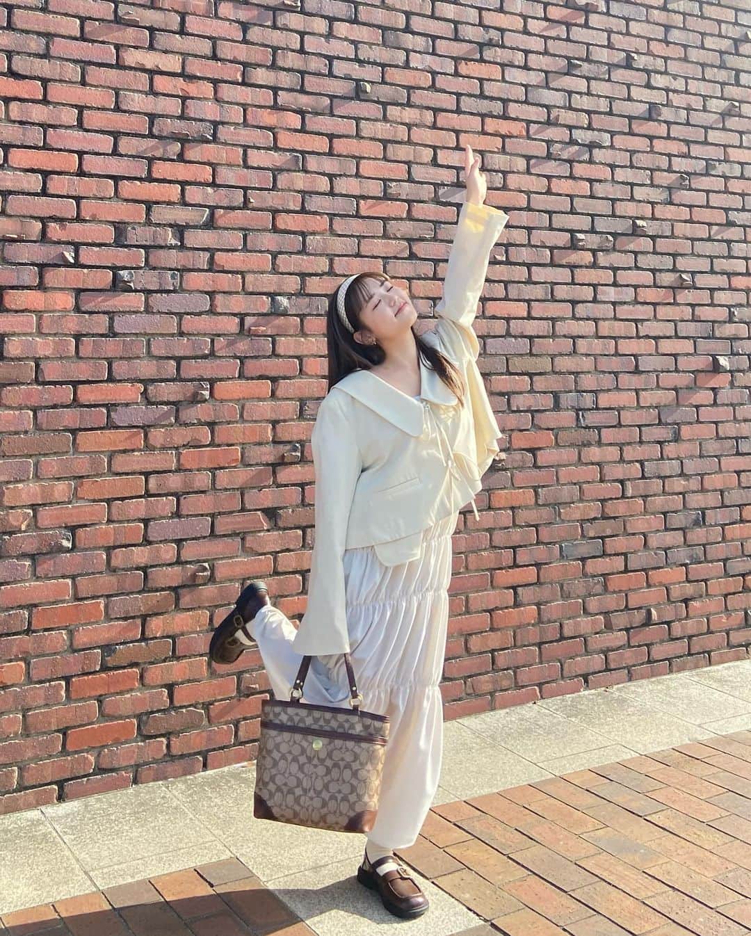 のインスタグラム：「このコーデ結構お気に入りっ🐻🎀 はぁやっと秋服着れて嬉しいよ~🤎"」