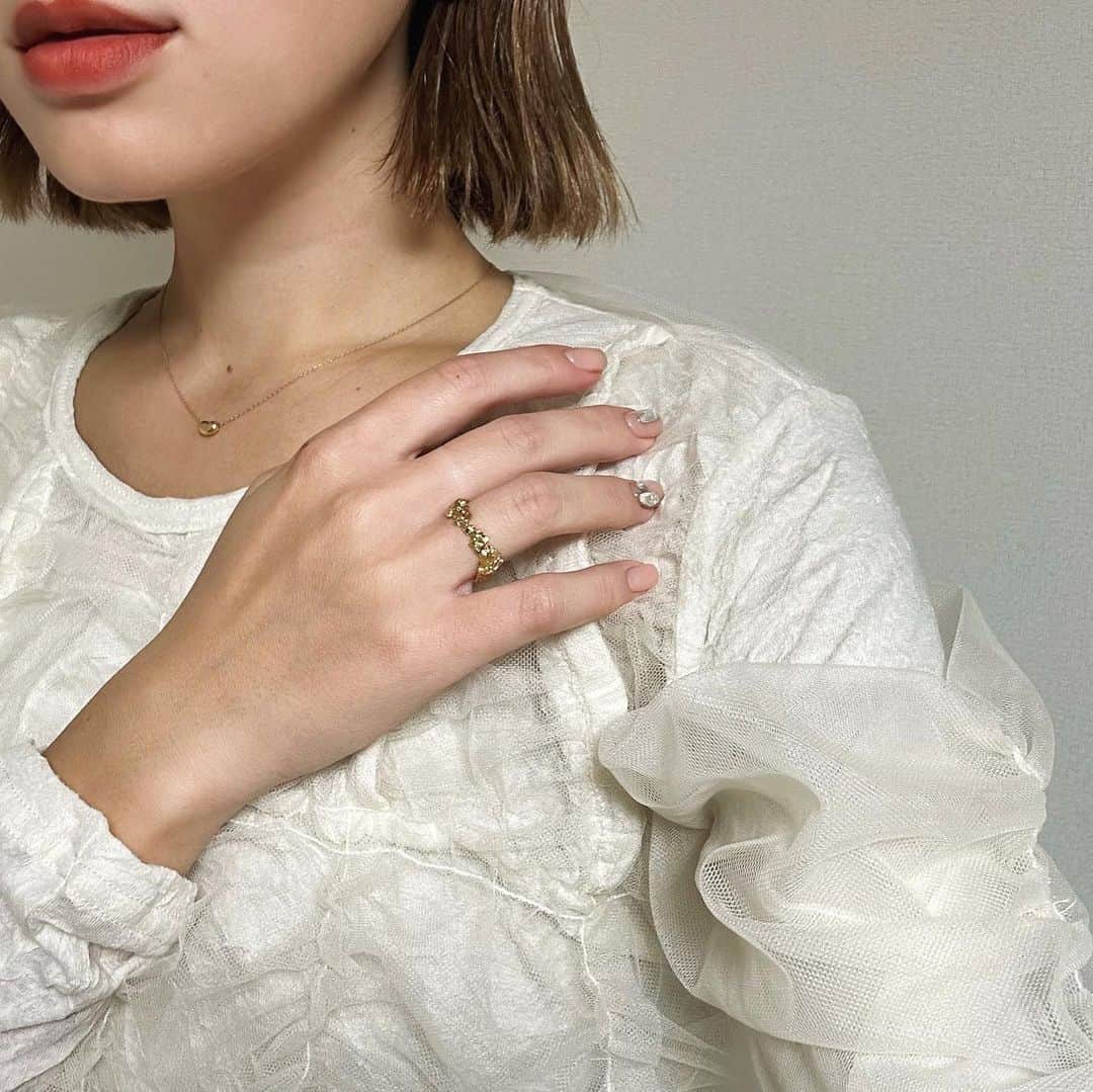 彩ステファニーのインスタグラム：「. シンプルだけど華やかでカワイイ💍💭 @row.jewelry」