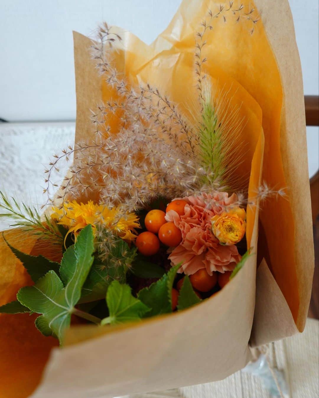 小嶋梨奈さんのインスタグラム写真 - (小嶋梨奈Instagram)「オットがプレゼントしてくれた秋めいた花束と 徐々に我が出てきて表情も豊かになってきて、 まいにち可愛さ更新中のムー。」10月13日 21時07分 - corina_718
