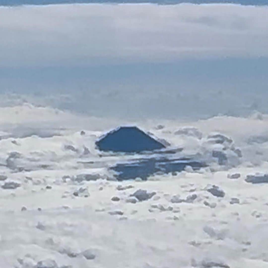 笠井信輔さんのインスタグラム写真 - (笠井信輔Instagram)「鳥取に行ってきました  雲上の富士山が美しい！  現地の担当の方が、時間があるので、ちょっと見てまいりましょうかと連れて行ってくださったのが  国の重要文化財 仁風閣（じんふうかく）  素敵な洋館でしょ  赤坂離宮を設計した方が 明治40年、100年以上前に建てました  あの時代、鳥取にこのような洋館が作られたことに驚きました  なんでも、大正天皇が皇太子時代にここにいらっしゃるということで迎賓館として建てられたそうです  建物が保存されていて、中の展示物にいろいろ記録が残っていて分りました  ここの地を収めていた鳥取藩の初代藩主は、徳川家康のひ孫  そして、鳥取藩最後の藩主は、 15代将軍徳川慶喜の兄でありました  この系譜を見れば、明治時代になって皇太子殿下を鳥取にお迎えするとなれば、ここまでのことをやるんだなということがよくわかり 建物の作りも、お庭も本当に見事でありました  この螺旋階段は、支えのない木造の螺旋階段として、日本で現像する唯一のものだそうです  建物自体が国の重要文化財に指定されるわけです  近々休館して、保存のための大規模改修工事に入るそうです  見事な建築見学の後 会場入りしました  生協で有名な コープサービスとっとり 創立20周年記念講演  ほんとにたくさんの方が来て下さいまして  最後のサイン会も盛り上がりました  コープサービスとっとりの皆さんありがとうございました  そして終わった後もまだ良いことがあったのです  続く」10月13日 21時07分 - shinsuke.kasai