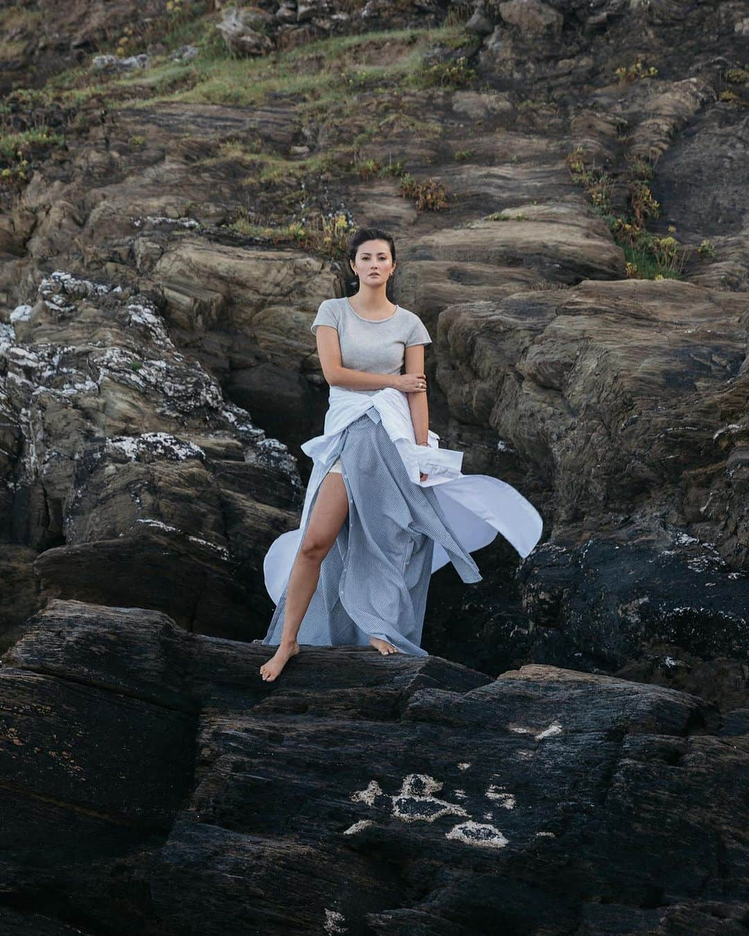 ペオニー・リムのインスタグラム：「The Ultimate Tee in Fumo Grey from @npealcashmere by Peony Lim. Shot by @lizzie_churchill in Cornwall, Uk. #npealbypeonylim  AD」