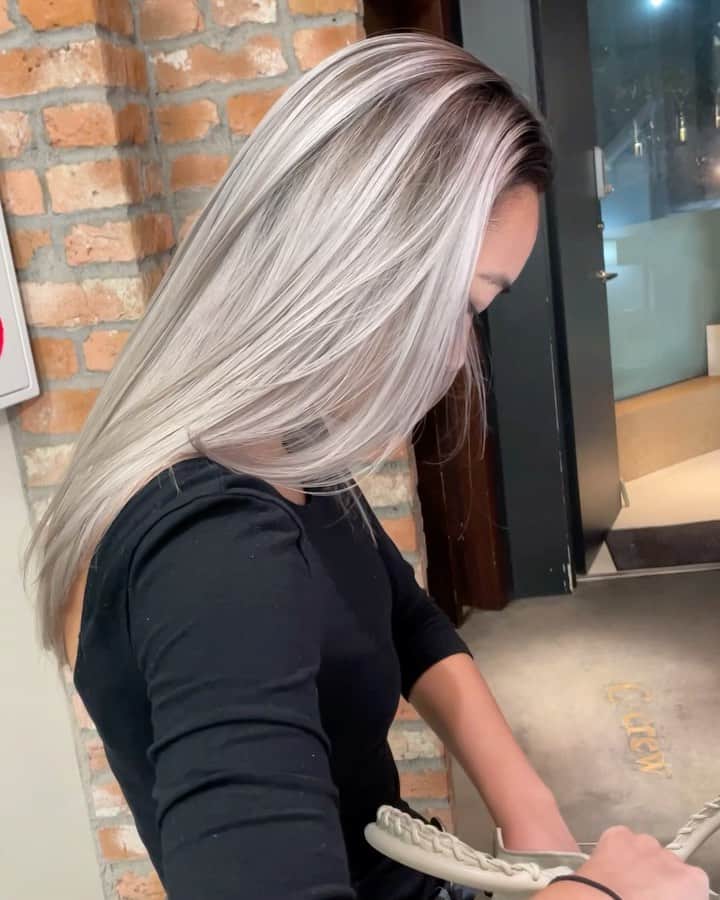 のインスタグラム：「thank you for coming @joy.h.su 🇹🇼🇺🇸 ・  #ブロンドヘアー  #ブロンド #blondhair #olaplex #balayageartists #ホワイトヘアー #ホワイトベージュ #ケアブリーチ #ハイトーンカラー #bleachhair #ボブスタイル #外国人風ヘアー #グラデーション #バレイヤージュ #gradationcolor #balayage #balayageombre #balayagehighlights #Whitecolor #ブロンドヘアー #抜きっぱなしブリーチ  #ホワイトブロンド #ホワイトブリーチ #外国人風ハイライト　 #髮型  #髮型」