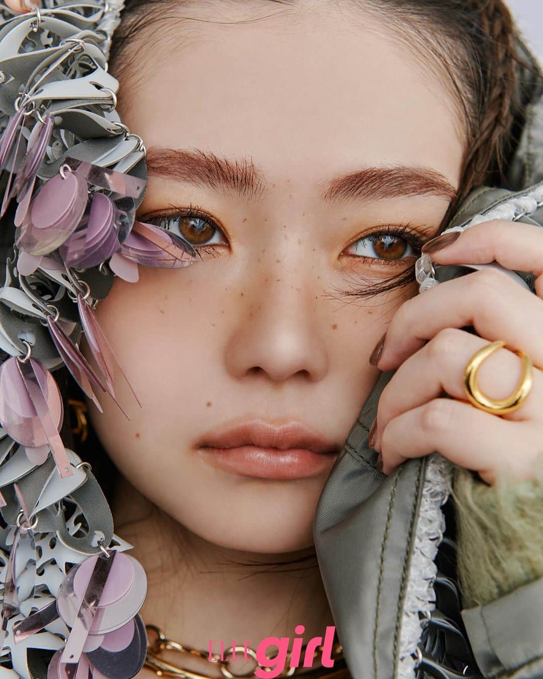 ELLE girl JAPANのインスタグラム：「ファッションに合わせてメイクも変えるのが“おしゃれ上級者”のお約束💄そこで、俳優の山田杏奈さんがメイクとファッションの最新バランスを披露。2023年秋冬シーズンのメイクとファッションのベストバランスは？🍂🍁  🔗記事はこちら https://www.ellegirl.jp/beauty/makeup-skincare/a44920915/anna-yamada2023/  @zeicho_drama @anna_yamada_  #山田杏奈 #ゼイチョー #秋メイク #秋冬メイク #トレンドファッション #秋冬コーデ #秋冬ファッション」