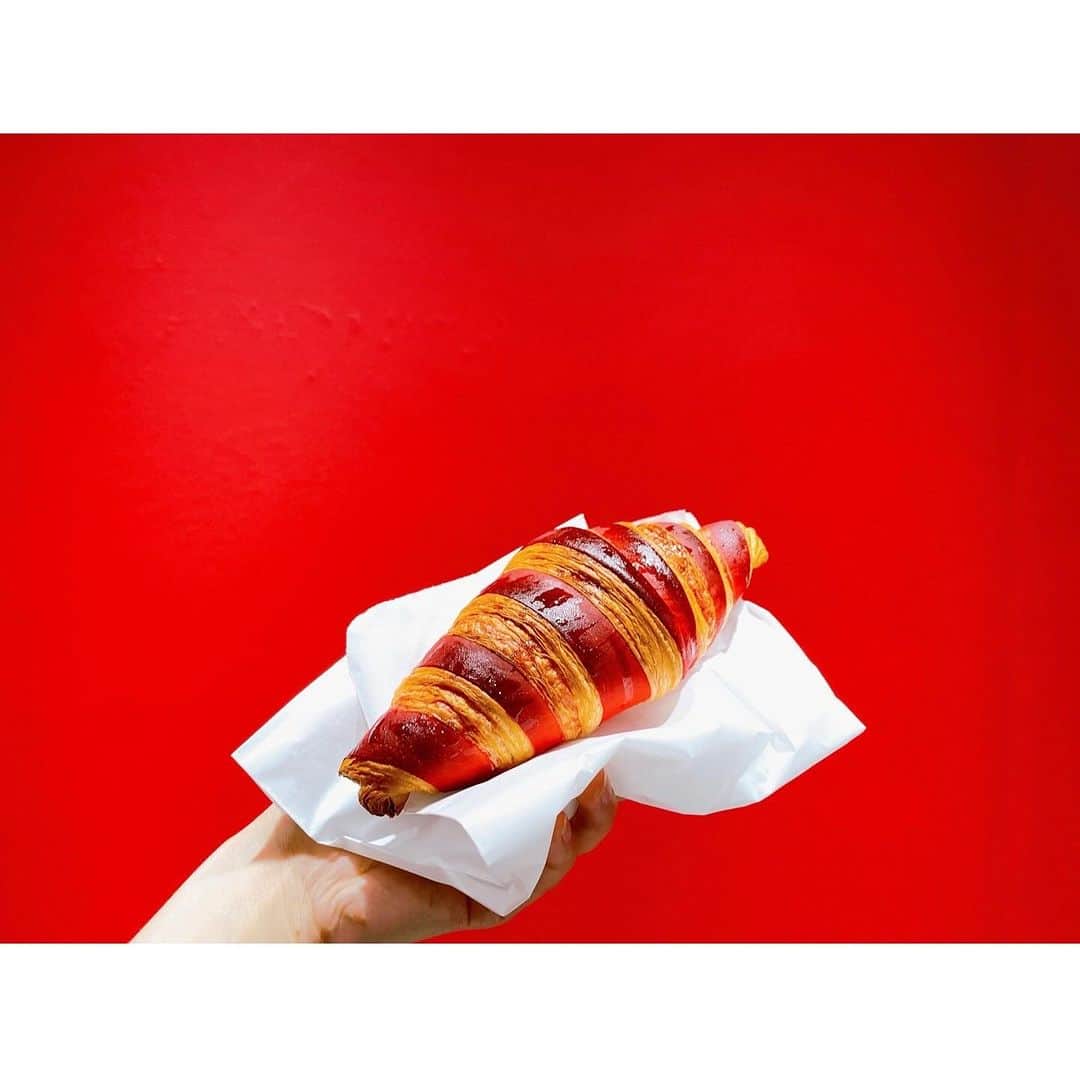 のん（能年玲奈）さんのインスタグラム写真 - (のん（能年玲奈）Instagram)「赤いリボン🎀のようなクロワッサン！ Ribbon artのお供で食べてたよ。 めちゃ美味しい！  これを買ってからPARCOの会場に入って設営してた🥰  #のんRibbon展 #non_ribbon #仙台PARCO」10月13日 21時15分 - non_kamo_ne