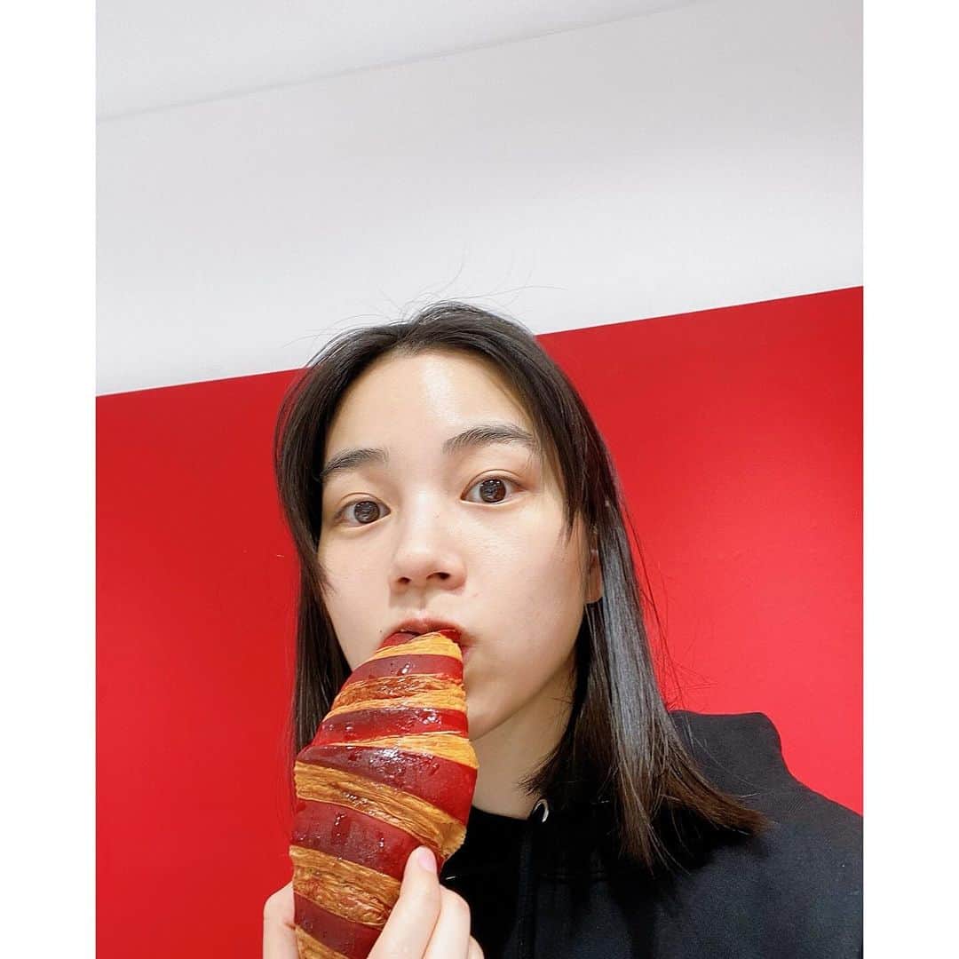 のん（能年玲奈）のインスタグラム：「赤いリボン🎀のようなクロワッサン！ Ribbon artのお供で食べてたよ。 めちゃ美味しい！  これを買ってからPARCOの会場に入って設営してた🥰  #のんRibbon展 #non_ribbon #仙台PARCO」