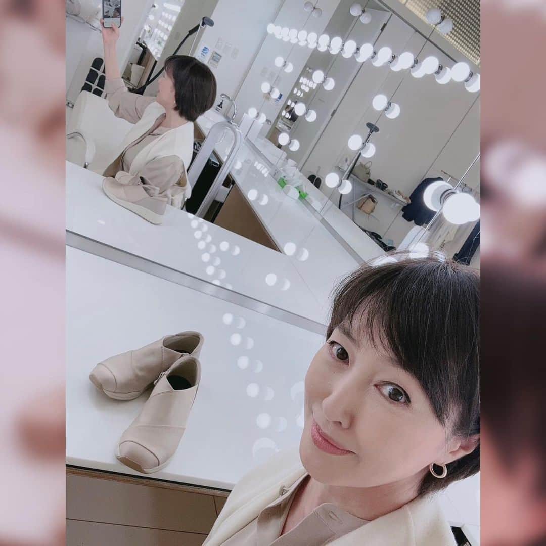 高島礼子のインスタグラム：「【マネージャーより】 YONEXさん秋の新作✨ 撮影の合間に記念撮影😆  現在好評発売中です❣️  #yonex  #ウォーキングシューズ  #撮影の裏側」