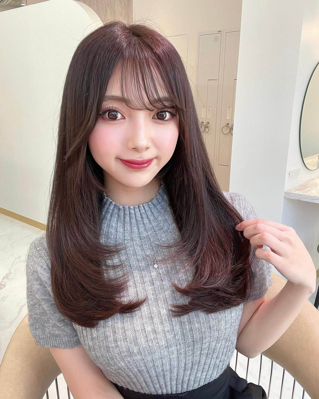 MAMIのインスタグラム：「New hair 💇🏻‍♀️🩶🩶  レイヤー入れてもらったから 毛先ワンカールするだけで可愛くなって嬉しい☺️  いつもありがとう🫶🏻　  #veyy #レイヤーカット #韓国ヘア」