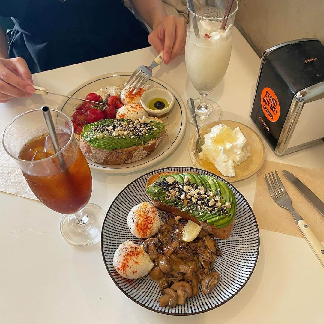 前田亜美のインスタグラム：「. 最近食べたおいしいものたち。‪🫶🏻️. . . 串🍢大好き。. 最近は海鮮も食べるようになった!  KALDIのコーヒー復活結構嬉しい…♡   #食  #カフェ  #東京居酒屋」