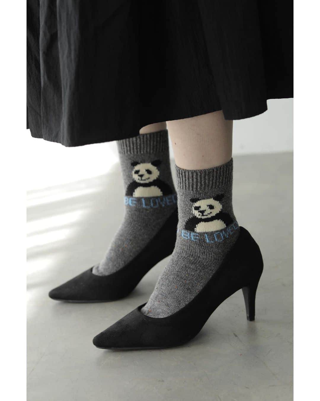 靴下屋公式アカウント（tabio）のインスタグラム：「. New arrival "panda socks"  毎年大人気のアニマルシリーズ、 今年はパンダが新登場！ 可愛らしい表情がたまらない1足です。  ▷パンダソックス #021132323 ¥1,650  #Tabio#madeinjapan#socks#panda #タビオ#ソックス#パンダ#靴下#靴下コーデ」