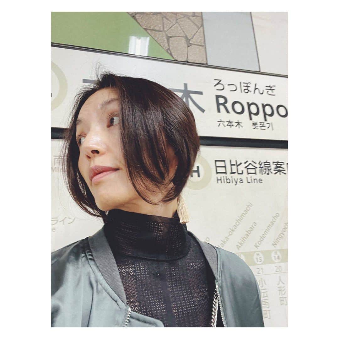 笹峯愛のインスタグラム：「年齢と共に肌だけじゃなく髪も こんなに変化するのか…と。  出産や育児で自分はほったらかしになるのも 致し方ないのだけど、それだけじゃない。  歳をとっていってるね、細胞（笑）  それを、そのままにしておいてはココロももっていかれる。  独身時代は当たり前だった美容室が かなりの憩いの場なのだと思うようになりました。  最近のササミネヘア。  サイド長めで後ろはショート 手をかけずとも頭の形がキレイに出るように 髪の生え癖とうねりを考えて 繊細に丁寧にカットしていただいて  日常は何もせずともオッケーな状態。  プロフェッショナルって凄いですよね。」