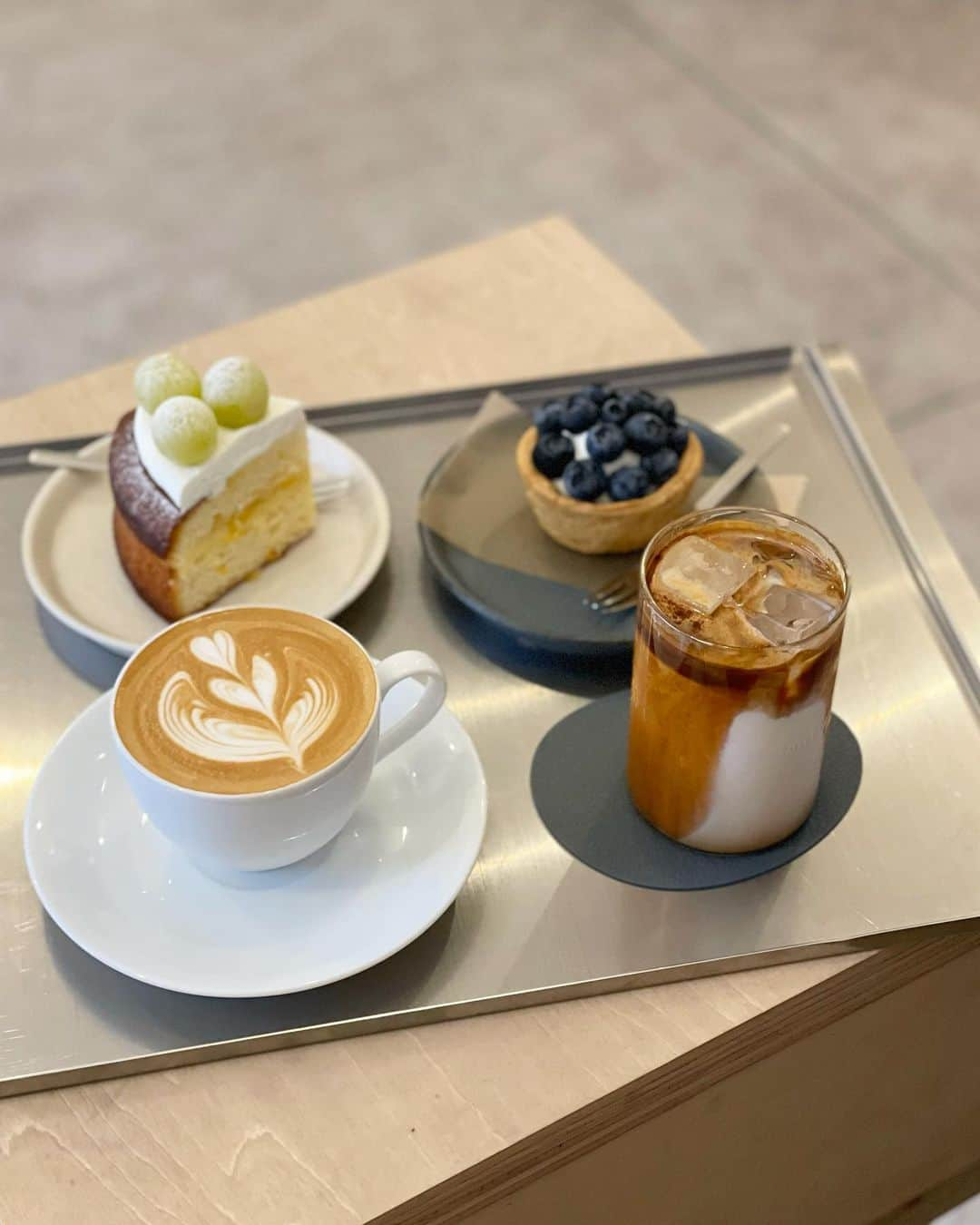 ハンナミのインスタグラム：「☕️🧁✨☁️  #ourlogcoffee」