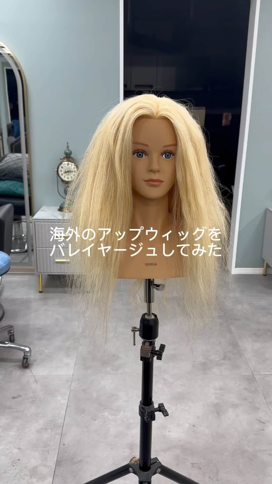 のインスタグラム：「た1店舗しかない柏のサロンに全国からお客様がご来店されます。  当店は外国人風・韓国風専門店です。当店で載せているデザインは、独自の技術・調合・必要であれば、良質な素材を直輸しておりますので、他のサロンではできません。  外国人風・韓国風のデザインを作る為の最先端なカラー、パーマ技術をご提供させて頂いております。  ご来店される場合は、お好きなスタイル写真わ保存してお持ち下さい。  そのスタイル写真をもとに、お客様一人ひとりに合ったご提案をさせていただきます✨  サロン内で使う材料を一つ一つこだわり、様々なメーカーから取り寄せています。ヘアケア商品なども、相当数の数を取り寄せ、その中から激選しております。ヘアケアの悩みなどもありましたら、ぜひご相談ください。✨  GDS SALON 住所 千葉県柏市旭町1-1-16中崎ビル3階 ☎️0471-70-4589  GDS SALON Balayage&Highlight  透明感を出すには技術が必要です。ブリーチ剤やカラー剤も拘りを持って仕入れています。直ぐに黄色、オレンジになってしまうのは技術の可能性も高いです。  Technology to beautifully bleach Asian hair.Technology to beautifully bleach Asian hair.  Top class technology in Japan.  I am looking for a job abroad.  #バレイヤージュ  #ハイライト #Balayage #白髪ぼかし #highlight」