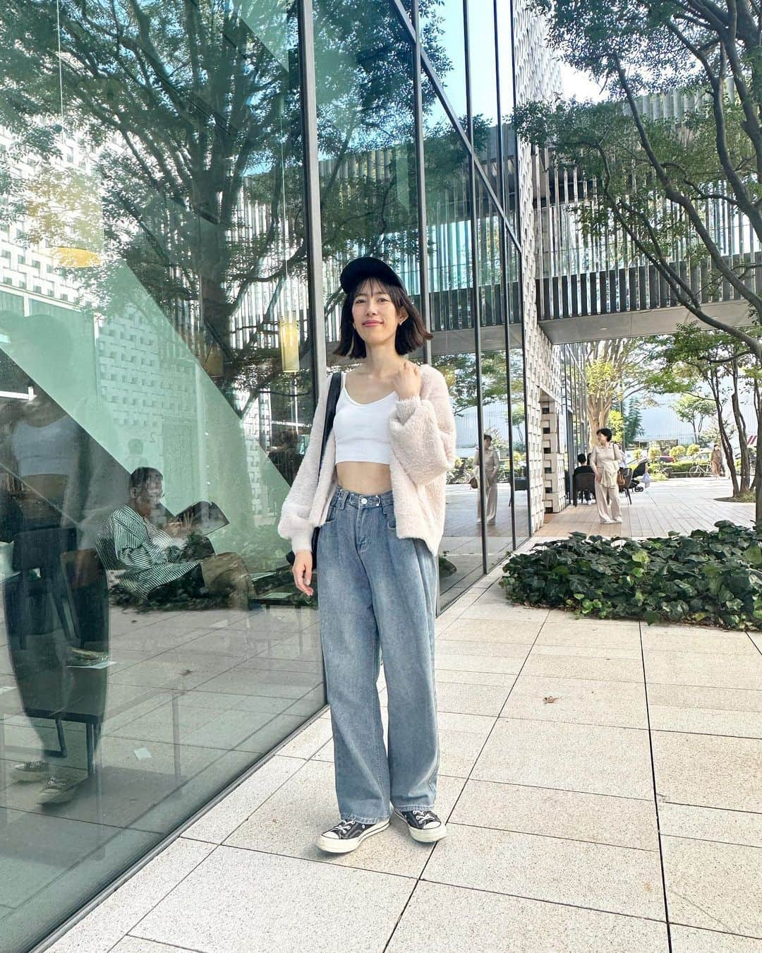 伊藤由佳さんのインスタグラム写真 - (伊藤由佳Instagram)「#yukachinfashion  ⁡ クロップドブラトップの肌見せファッションやってみたかったの🤭 ⁡ お腹は出るけどハイウエストのデニムとふわふわアウターで暖かさも残して、とはいえ多分この時期しかできない格好🍂 ⁡ まだまだ日差しも強いからキャップで紫外線対策も✨ ⁡ 3枚目、眩しくて目開いてない笑 ⁡ ⁡ Tops: @uniqlo_jp  Outer: @urban_research  Denim: @natsuem0n さんのアパレル販売会で購入 Sneakers: @converse  Bag: ネットで購入(ブランド名忘れました🙇‍♀️) Cap: @tommyhilfiger  ⁡」10月13日 21時32分 - yuka4674