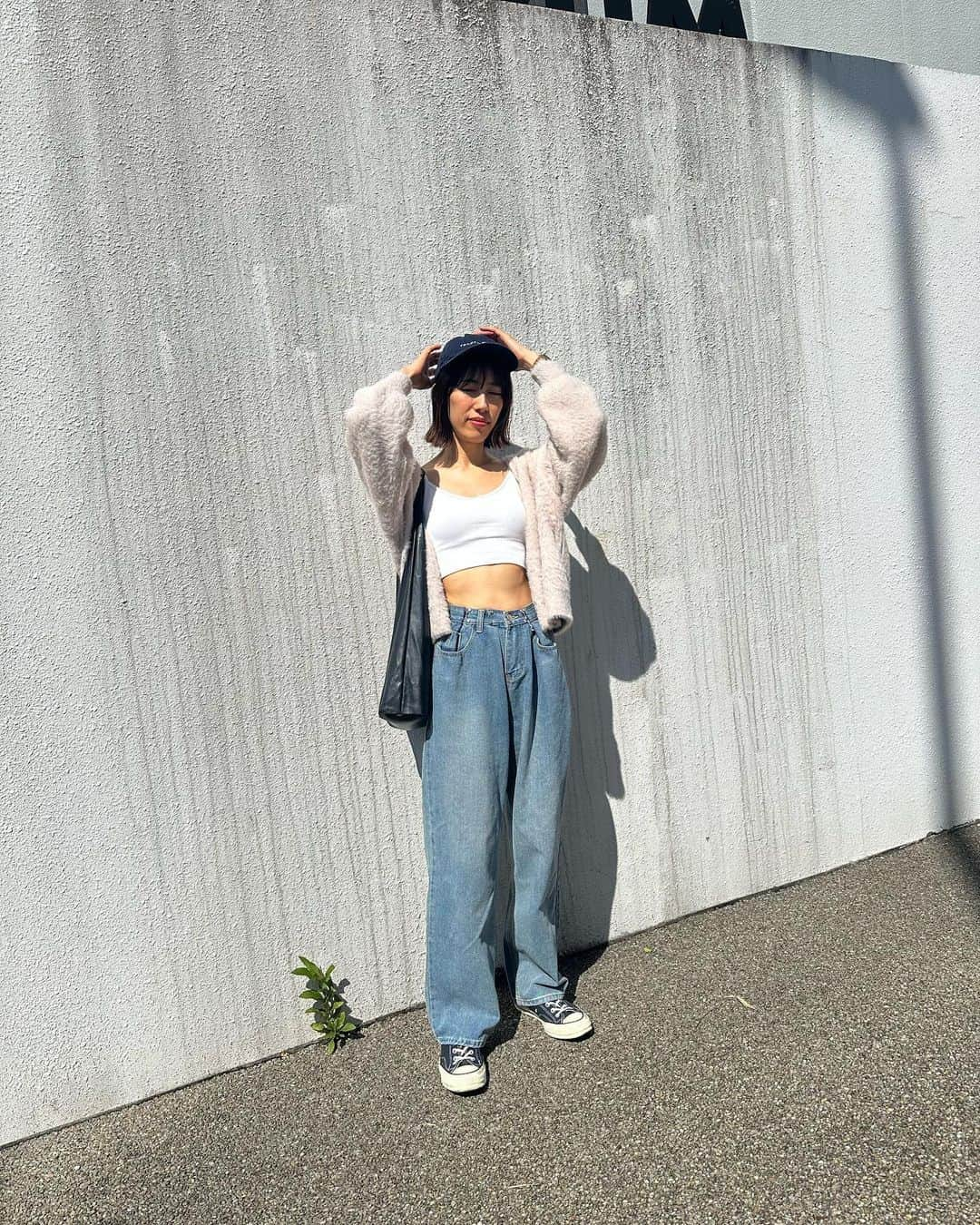 伊藤由佳さんのインスタグラム写真 - (伊藤由佳Instagram)「#yukachinfashion  ⁡ クロップドブラトップの肌見せファッションやってみたかったの🤭 ⁡ お腹は出るけどハイウエストのデニムとふわふわアウターで暖かさも残して、とはいえ多分この時期しかできない格好🍂 ⁡ まだまだ日差しも強いからキャップで紫外線対策も✨ ⁡ 3枚目、眩しくて目開いてない笑 ⁡ ⁡ Tops: @uniqlo_jp  Outer: @urban_research  Denim: @natsuem0n さんのアパレル販売会で購入 Sneakers: @converse  Bag: ネットで購入(ブランド名忘れました🙇‍♀️) Cap: @tommyhilfiger  ⁡」10月13日 21時32分 - yuka4674