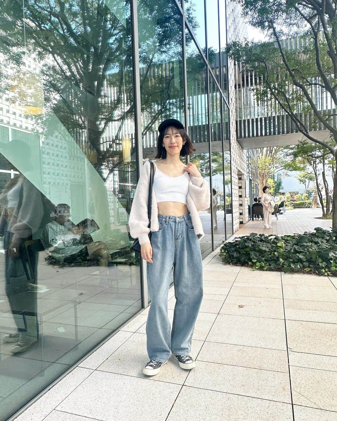 伊藤由佳さんのインスタグラム写真 - (伊藤由佳Instagram)「#yukachinfashion  ⁡ クロップドブラトップの肌見せファッションやってみたかったの🤭 ⁡ お腹は出るけどハイウエストのデニムとふわふわアウターで暖かさも残して、とはいえ多分この時期しかできない格好🍂 ⁡ まだまだ日差しも強いからキャップで紫外線対策も✨ ⁡ 3枚目、眩しくて目開いてない笑 ⁡ ⁡ Tops: @uniqlo_jp  Outer: @urban_research  Denim: @natsuem0n さんのアパレル販売会で購入 Sneakers: @converse  Bag: ネットで購入(ブランド名忘れました🙇‍♀️) Cap: @tommyhilfiger  ⁡」10月13日 21時32分 - yuka4674