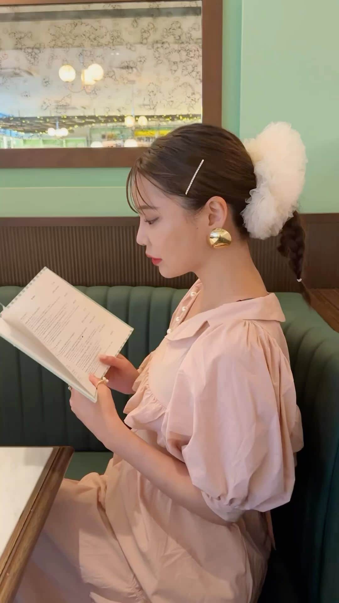 林田沙綾のインスタグラム：「何歳になっても好きなファッション楽しみたい👄 ５０歳になってもかわらない🫧🫧🫧 夏の写真見返したら色んなヘアスタイルしてた🐤💓  #ヘアスタイル #ヘアアレンジ #韓国ヘア #ワンピースコーデ #girlorlady」