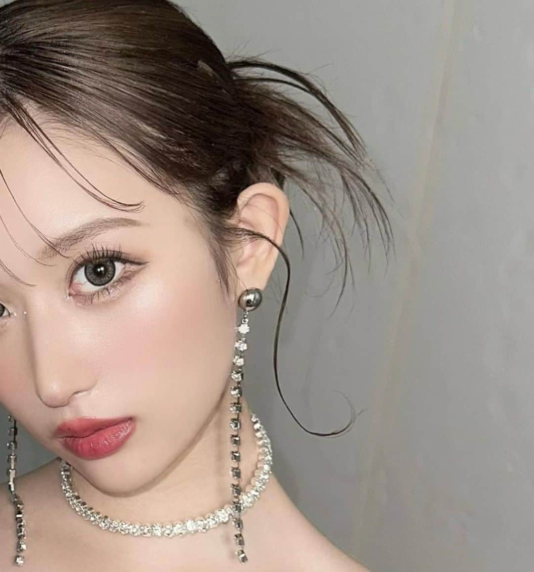 伊藤桃々さんのインスタグラム写真 - (伊藤桃々Instagram)「かまってグレー💎 最近流行りのグレーカラコン🪽  グレーは皆から欲しいの意見が一番多かった🫶 上品に大人盛れする感じに出来上がった最高です💎🤍  @hotel_lovers.official  11月上旬に新色発売予定🪽」10月13日 21時31分 - __peachstagram__