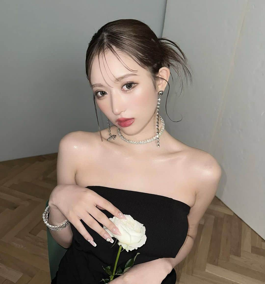 伊藤桃々さんのインスタグラム写真 - (伊藤桃々Instagram)「かまってグレー💎 最近流行りのグレーカラコン🪽  グレーは皆から欲しいの意見が一番多かった🫶 上品に大人盛れする感じに出来上がった最高です💎🤍  @hotel_lovers.official  11月上旬に新色発売予定🪽」10月13日 21時31分 - __peachstagram__