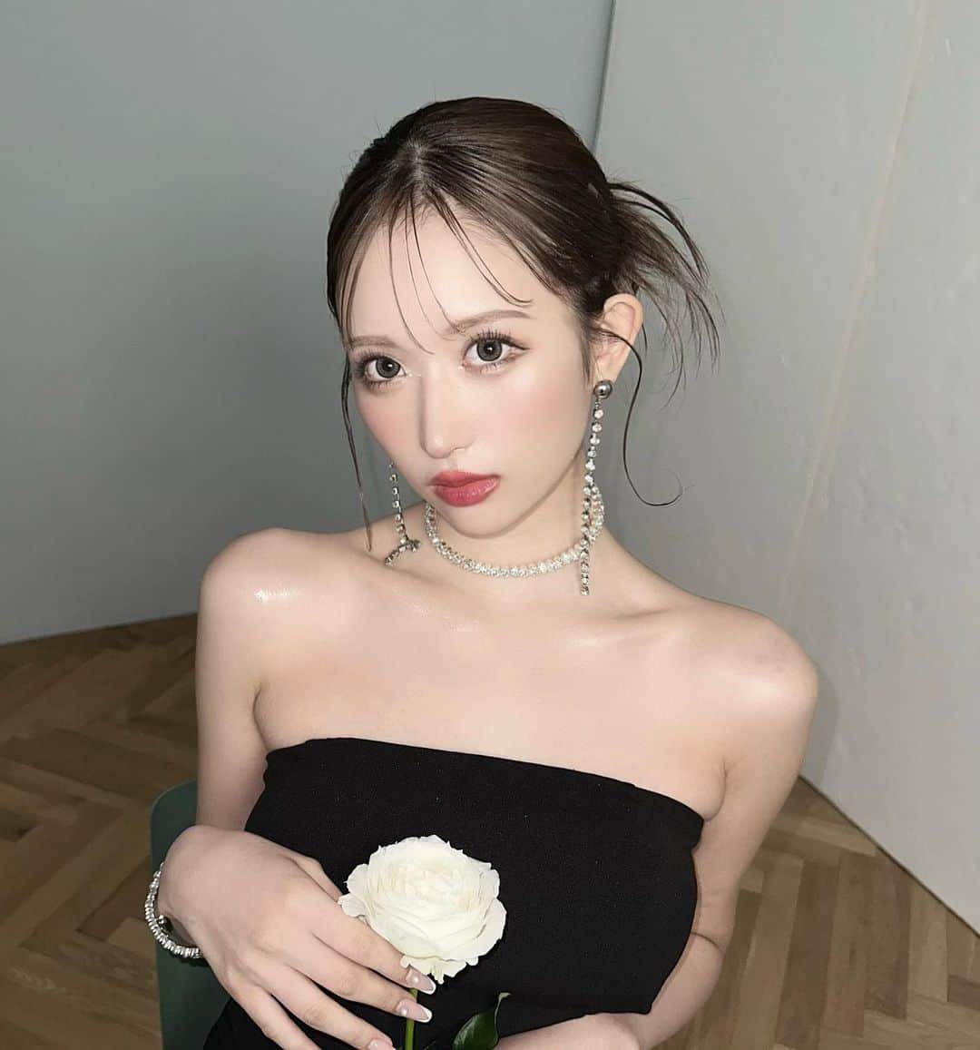 伊藤桃々のインスタグラム：「かまってグレー💎 最近流行りのグレーカラコン🪽  グレーは皆から欲しいの意見が一番多かった🫶 上品に大人盛れする感じに出来上がった最高です💎🤍  @hotel_lovers.official  11月上旬に新色発売予定🪽」