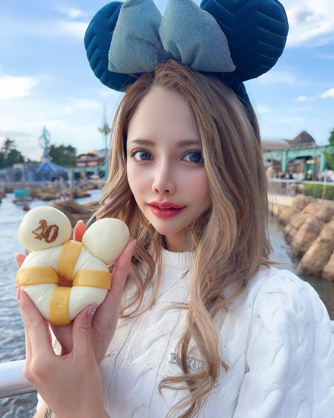 さとのんのインスタグラム：「. 何十年ぶりかのDisney Sea🐭🎀  かわいすぎた🥹  #Disneysea  #disneyseatokyo  #東京ディズニーシー  #40周年ディズニー  #153cmコーデ  #低身長コーデ」