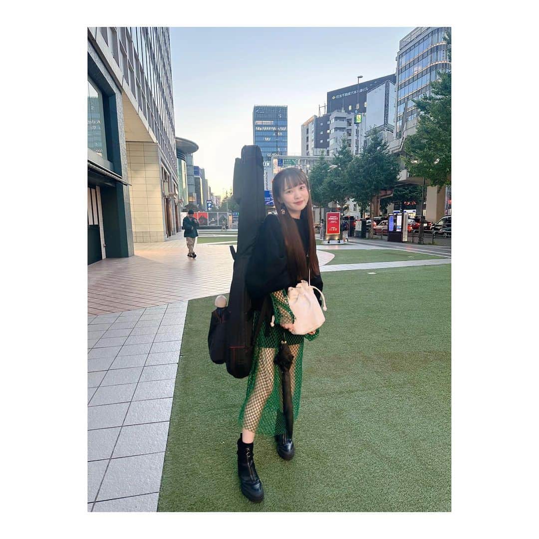 MINAのインスタグラム：「. 今日はとても楽しくて光栄な撮影でした💚 楽しみにしててくれたら嬉しいな🧚‍♀️🫧 帰りの写真＾＾最後走り出してる笑 . Today was a fun and honorable shoot📸 I hope you look forward to it❤️❤️」