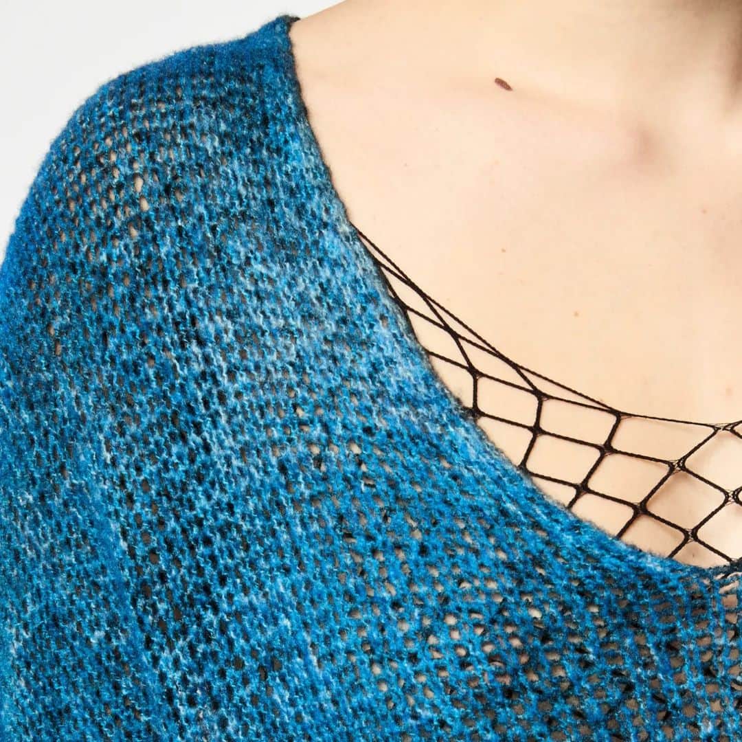 さんのインスタグラム写真 - (Instagram)「New season! Discover our oversized V-neck sweater in cashmere and silk gauze, hand-painted in black and turquoise.  #AvantToiFW23  #AvantToi #AvantToiColors #AvantToiWorld #ArtToWear #FW23 #winter #madeinitaly #sweater #silk #handpainted #cashmere #handcrafted #knitwear」10月13日 21時25分 - avant_toi.it