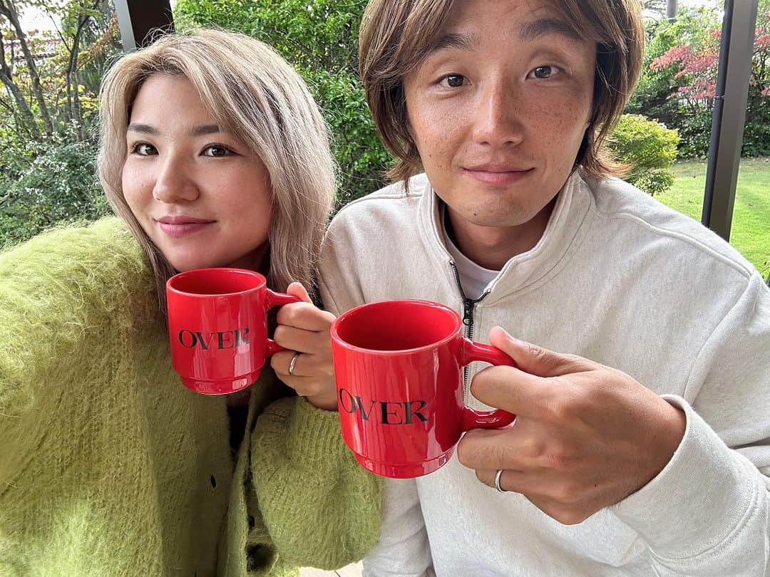 広野あさみのインスタグラム：「近所の美味しいケーキをテイクアウトして お家で犬猫カフェ☕️  アイスコーヒーからホットコーヒーの季節になりました🍂  お祝いで頂いたマグカップ☕️ 特別にコーヒーが暖かく美味しく感じます🥰  #秋や春が短く感じるのは気のせい？ #皆さんから頂いたお祝い大事に使わせてもらっています^_^」