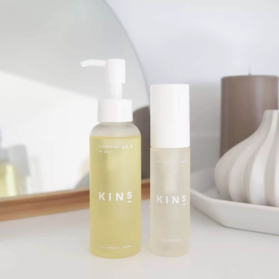 Eri Satoさんのインスタグラム写真 - (Eri SatoInstagram)「【🌿KINS CLEANSING OIL🌿】 · みんな大好きKINS〜🥰 @yourkins_official · 周りでもKINSのクレンジングオイル使ってる！って子が結構いる〜🤭 それぐらいこのオイルは人気だよね！ 今年4月には累計販売本数14万本を突破してるらしい、、、すごい🥺👏 私オイル系のクレンジング使うと乾燥しやすくなるんだけど、 こちらはつっぱらないし洗い上がりもしっとり✨ · 右側にあるのはブースター。 朝晩の洗顔後は取り急ぎこちらをつけるよ！ ブースターだけでも充分な日もある😚 · KINSはいろんなプロダクトがあって デザインも素敵だから 毎回わくわくしてしまう🥺✨ · · #PR#KINS#クレンジングオイル#スキンケア#さとえりスタイリング」10月13日 21時27分 - satoeri626